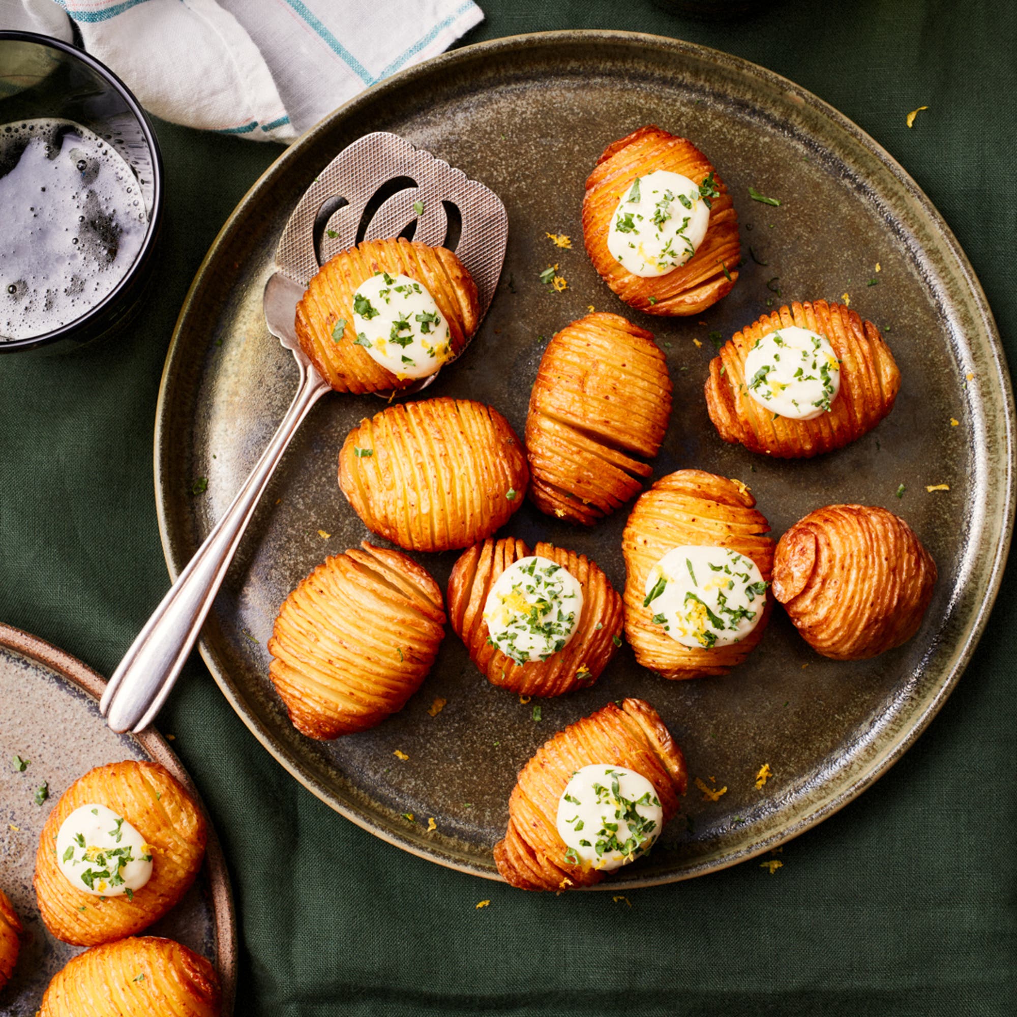 Friterad hasselbackspotatis med vispad Västerbottenskräm och citron