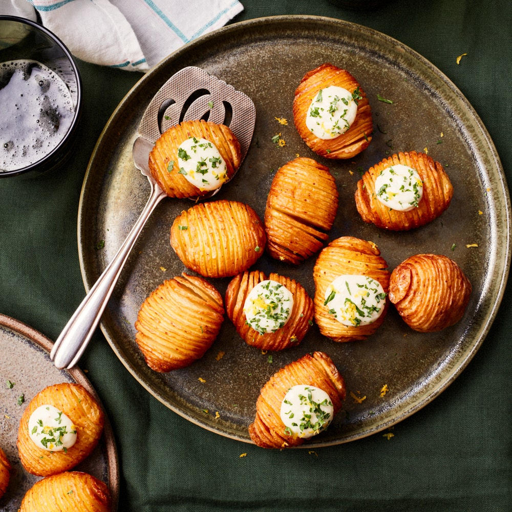 Friterad hasselbackspotatis med vispad Västerbottenskräm och citron