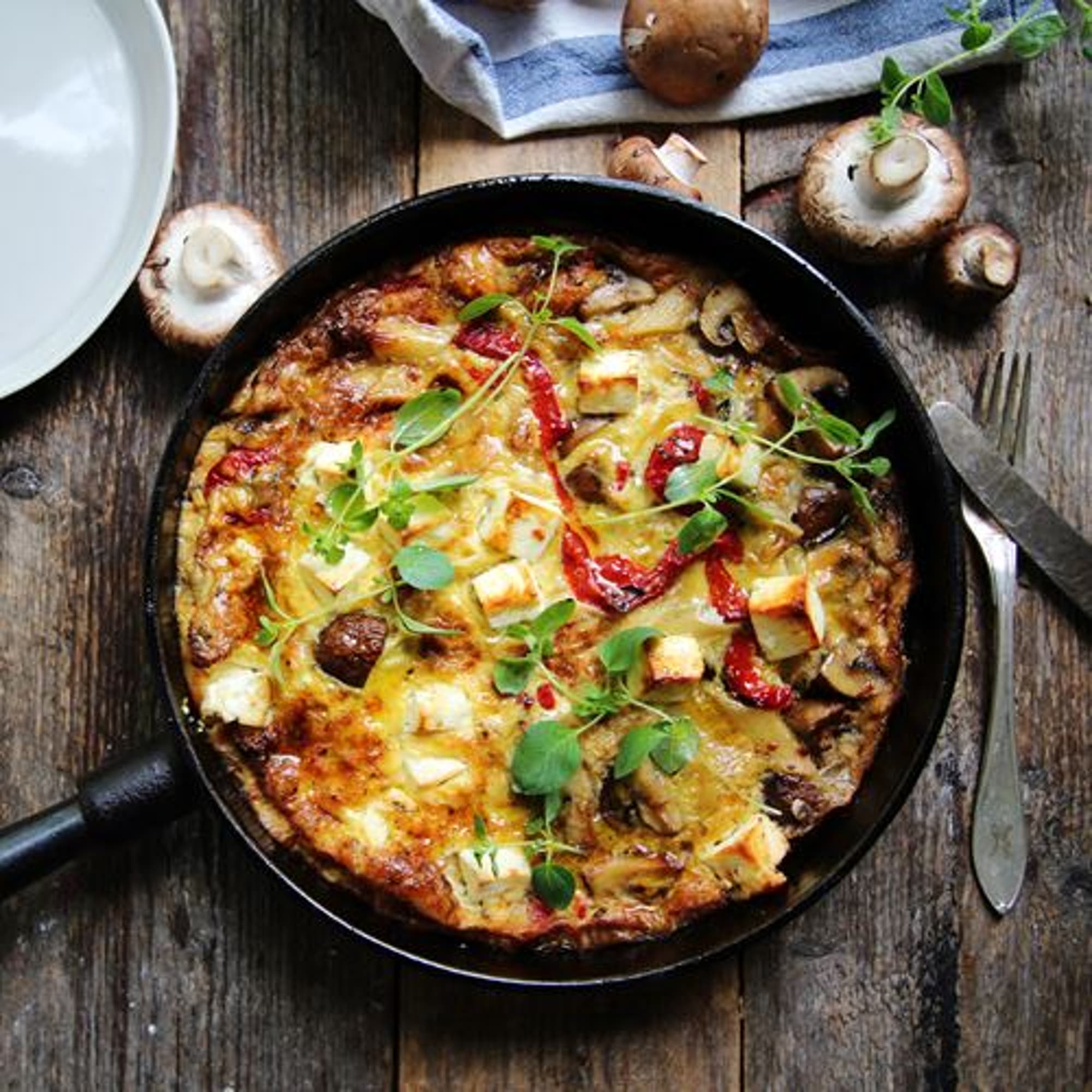 Pastafrittata med champinjoner, rostad paprika och fetaost