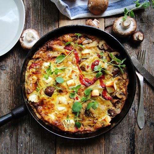 Pastafrittata med champinjoner, rostad paprika och fetaost