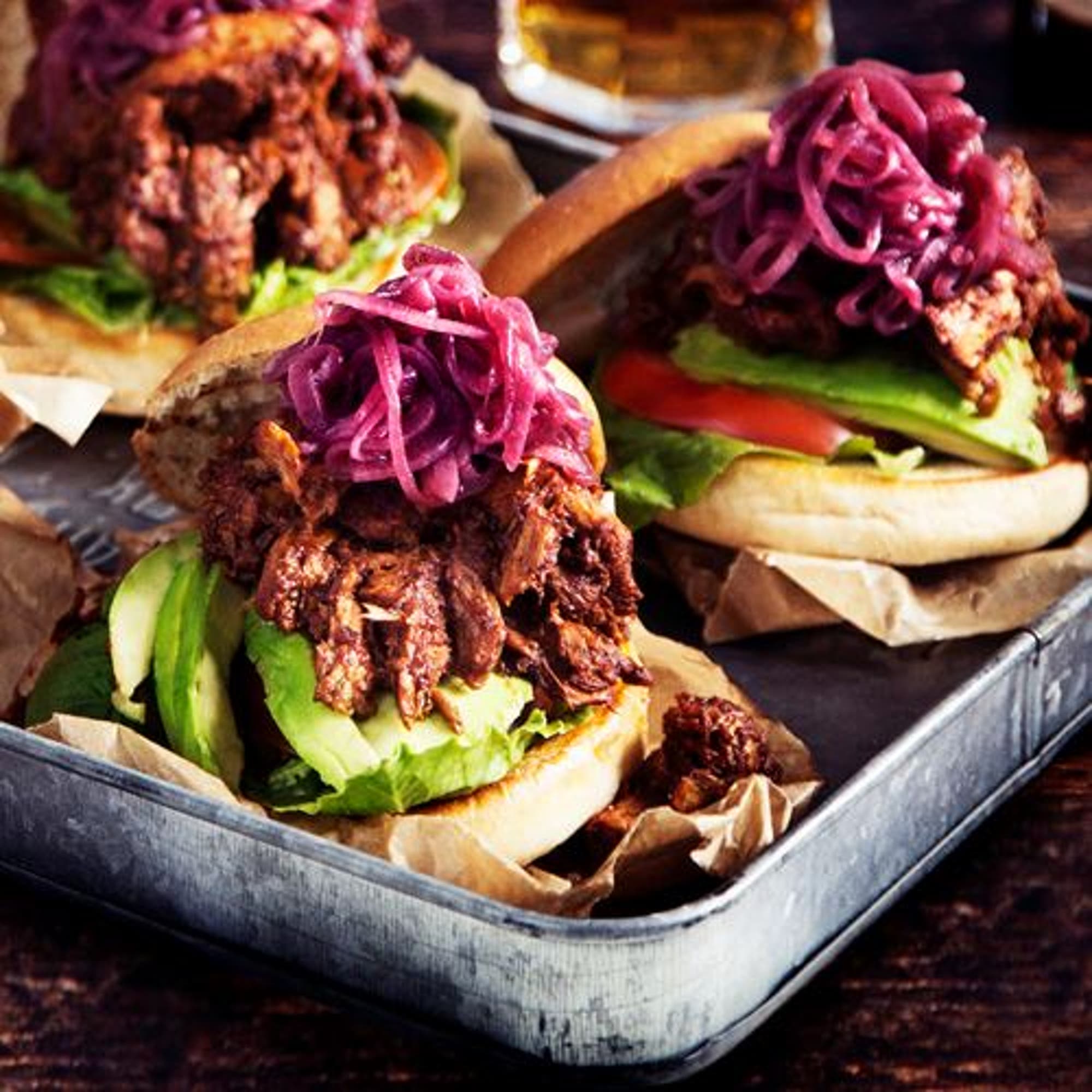 Pulled Oumph burger med limepicklad rödlök