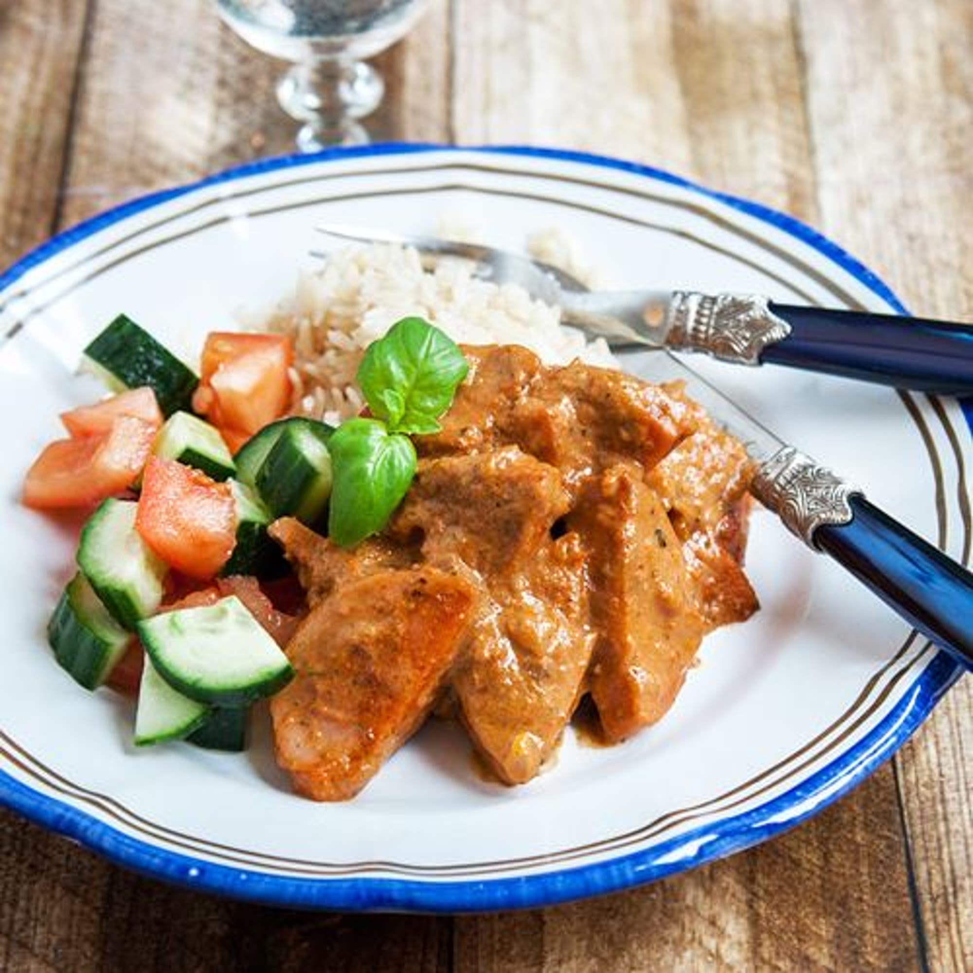 Lyxig korv stroganoff med basilika