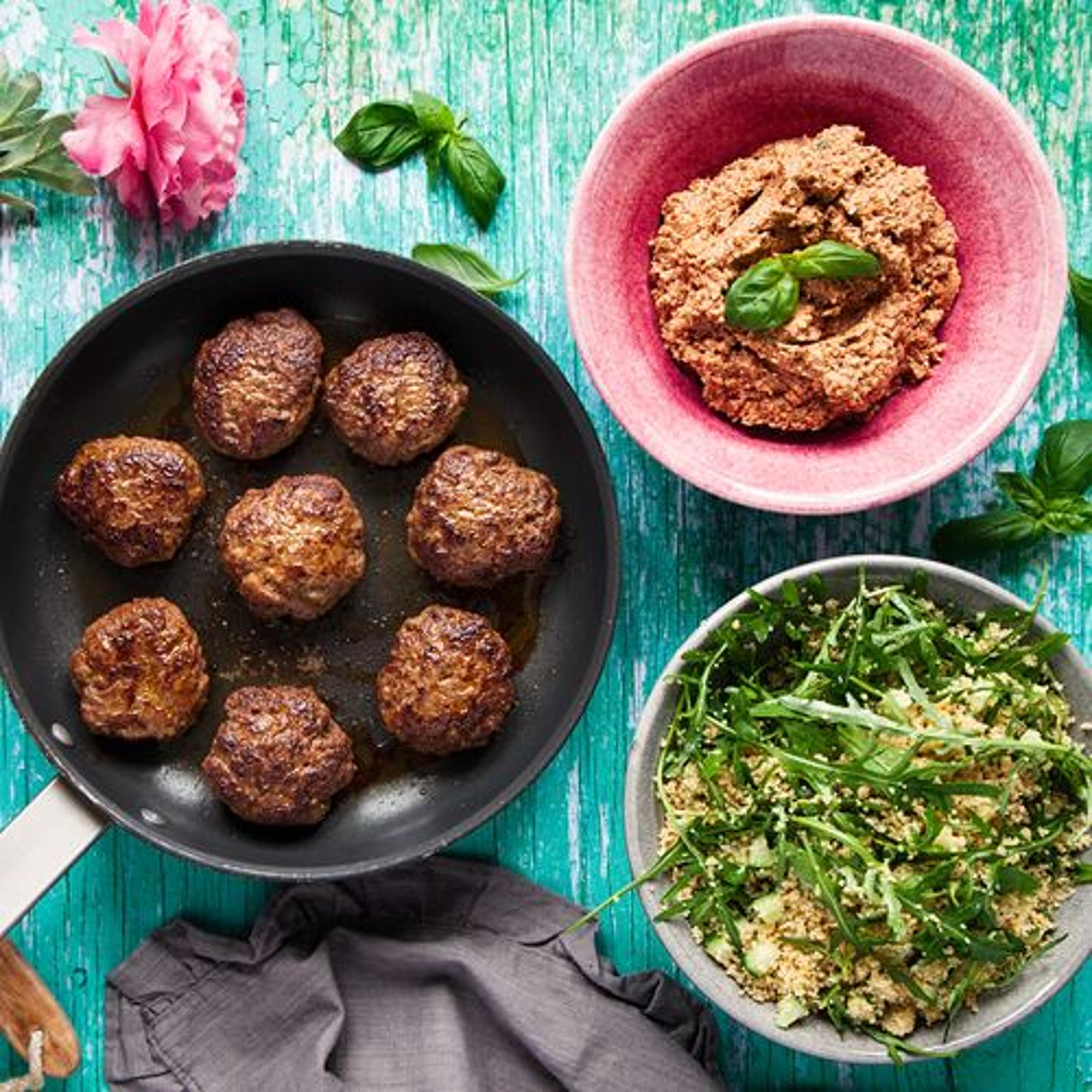 Nötfärsbiffar med kryddig valnöt- och tomatdipp
