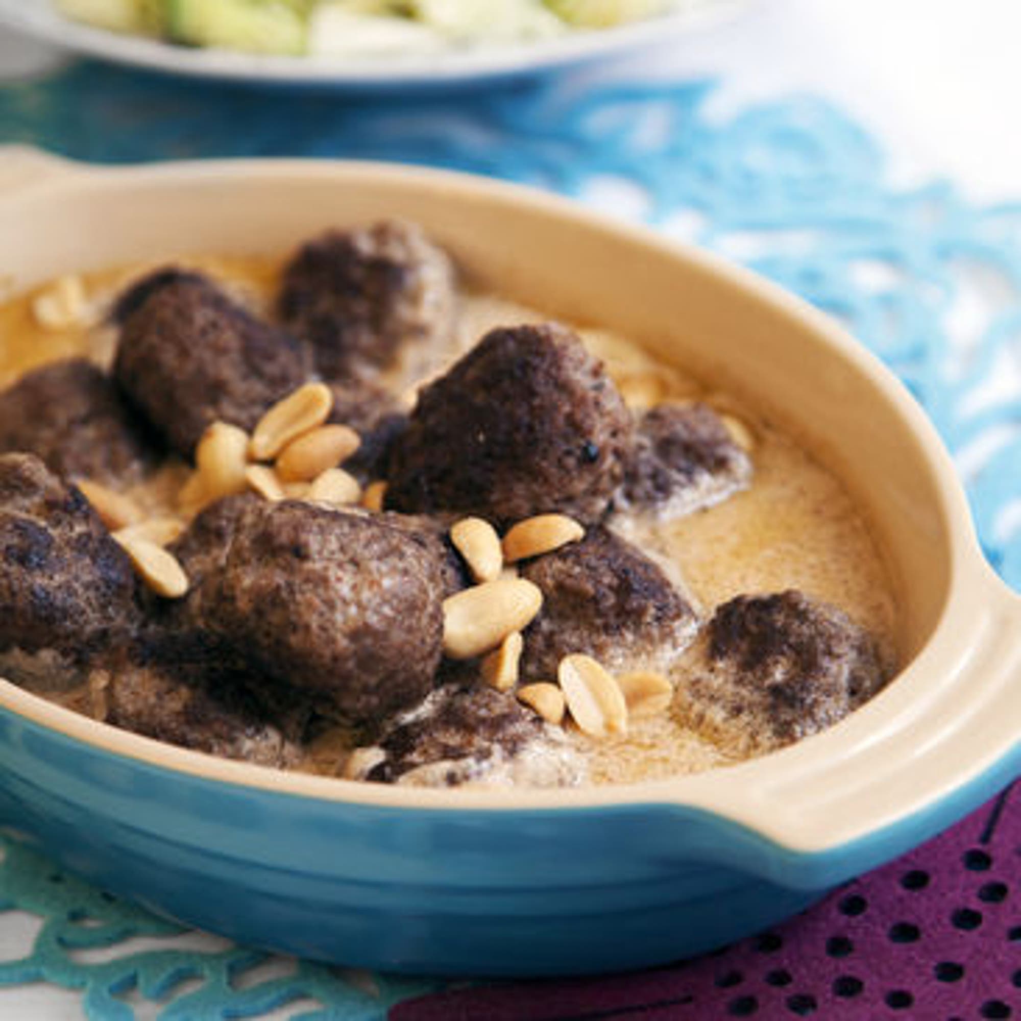 Asiatiska köttbullar i kokosmjölk med spicy sallad