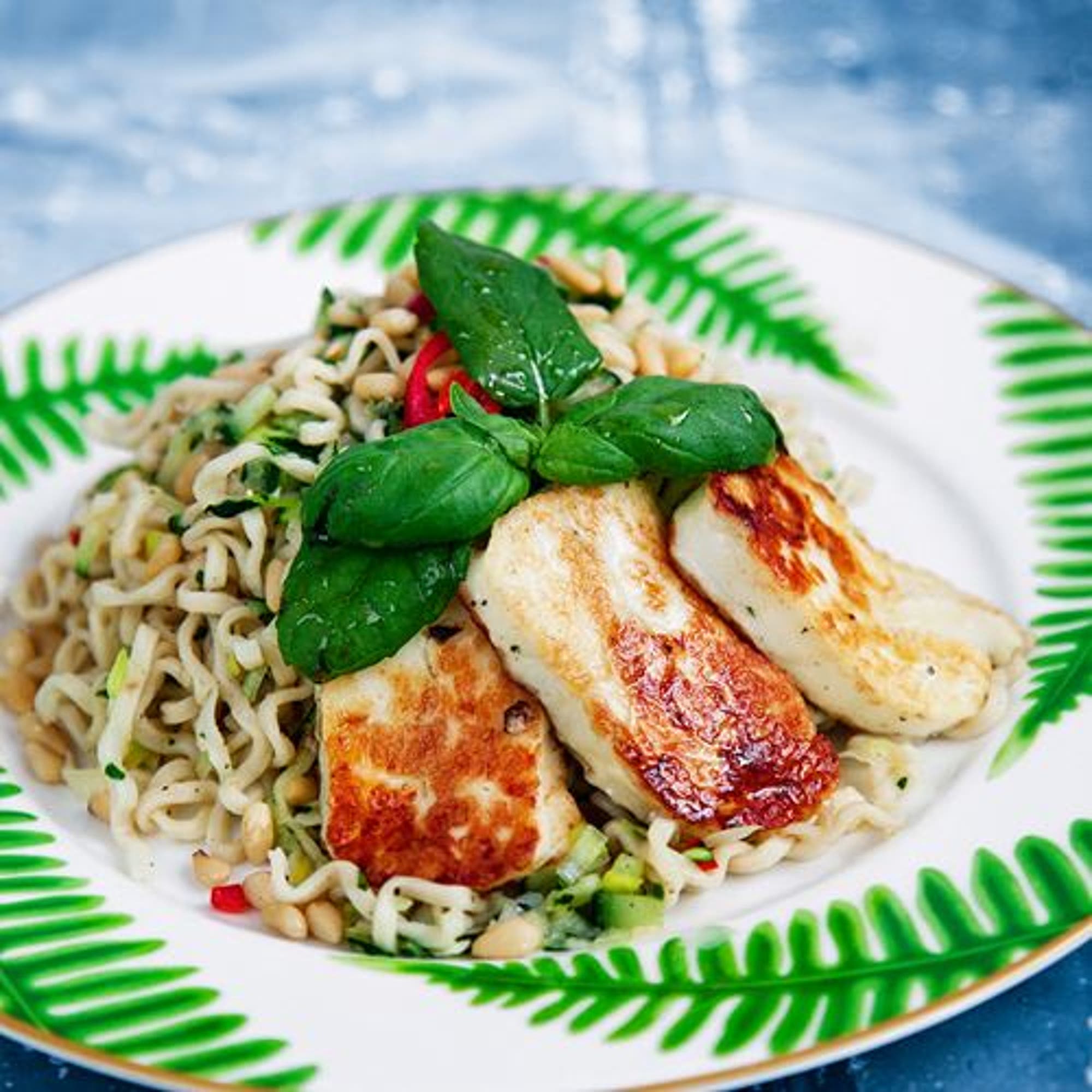 Myntadressade nudlar med zucchini och stekt halloumi