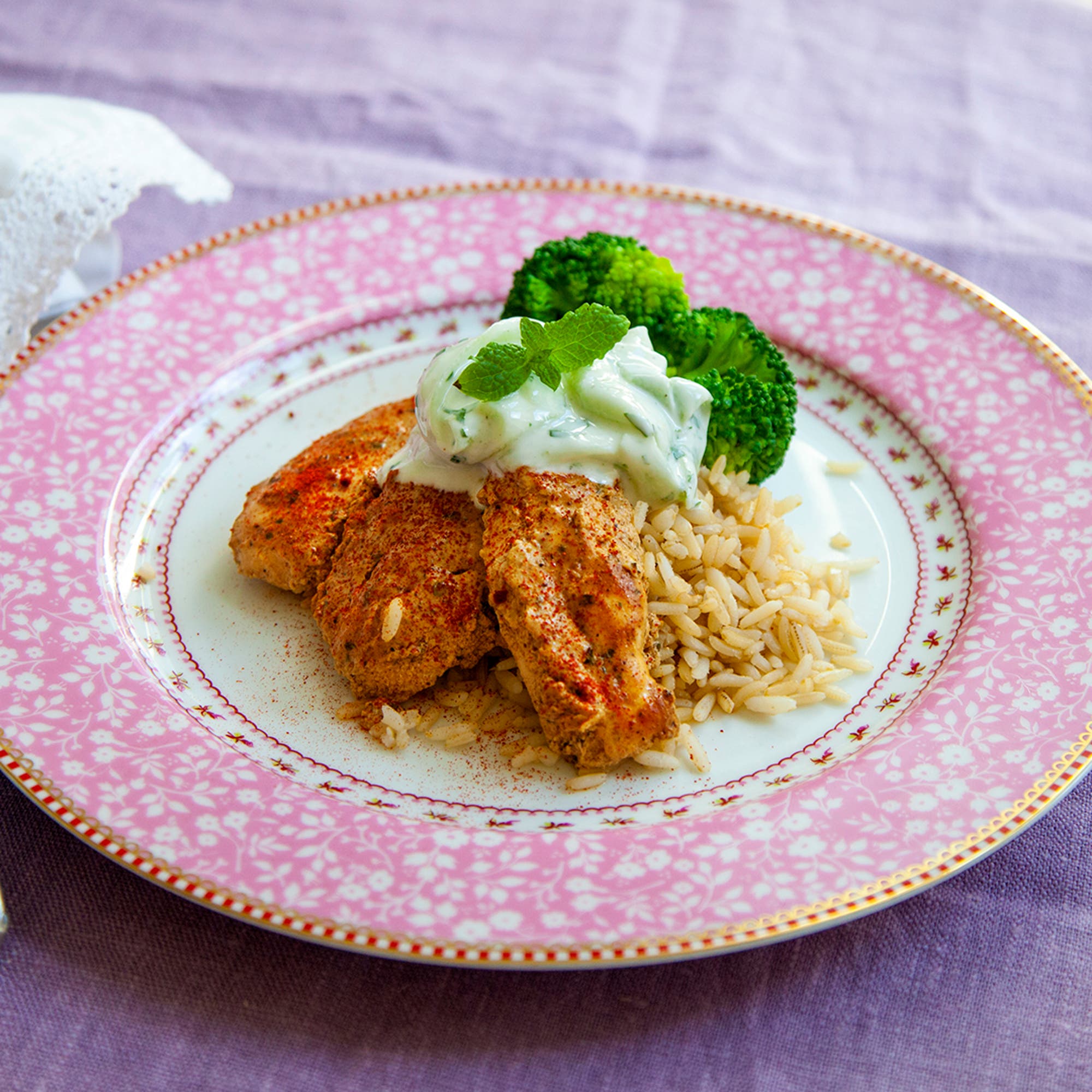 Tandoorikyckling med myntadipp och broccoli