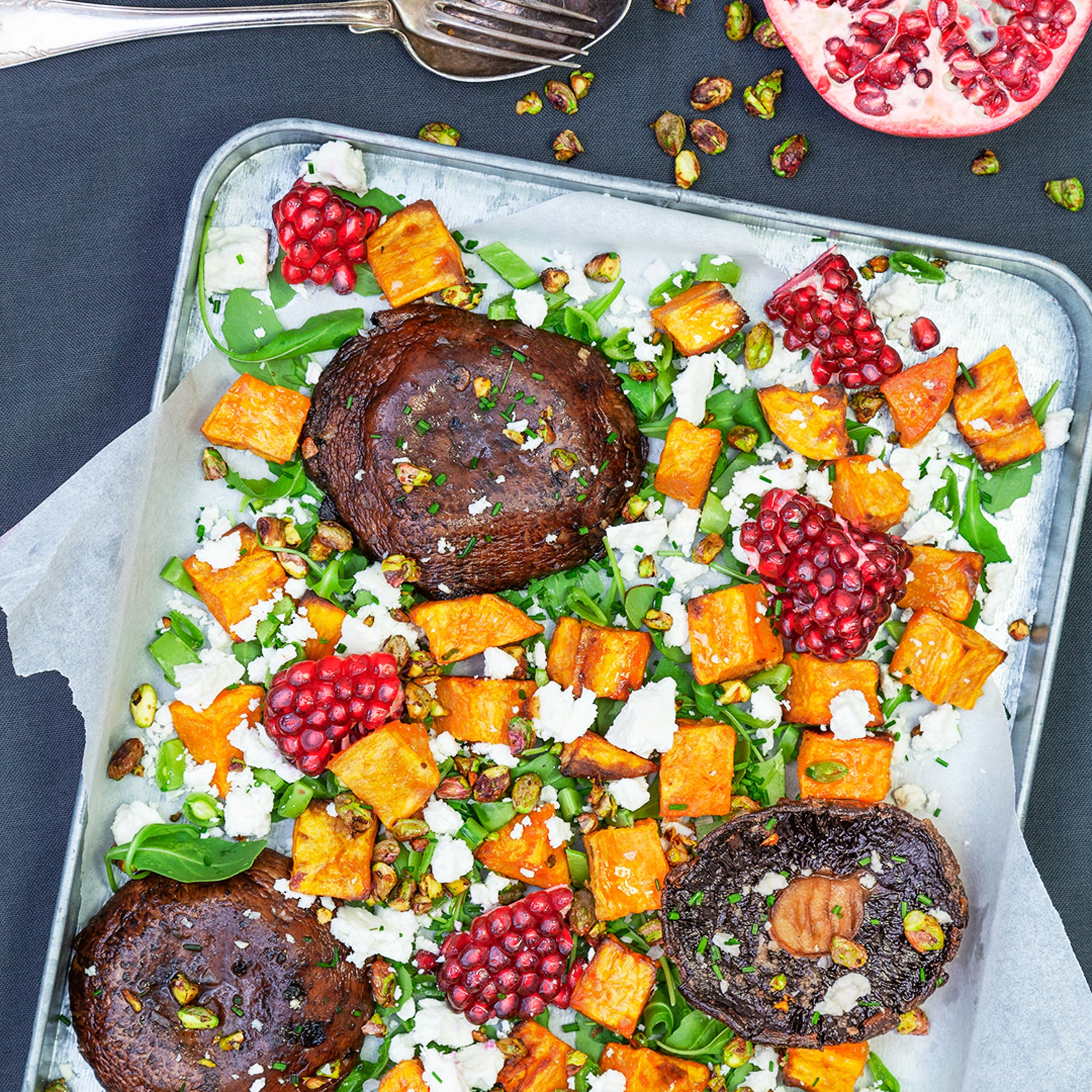 Rostad sötpotatis med portabellosvamp, granatäpple och fetaost