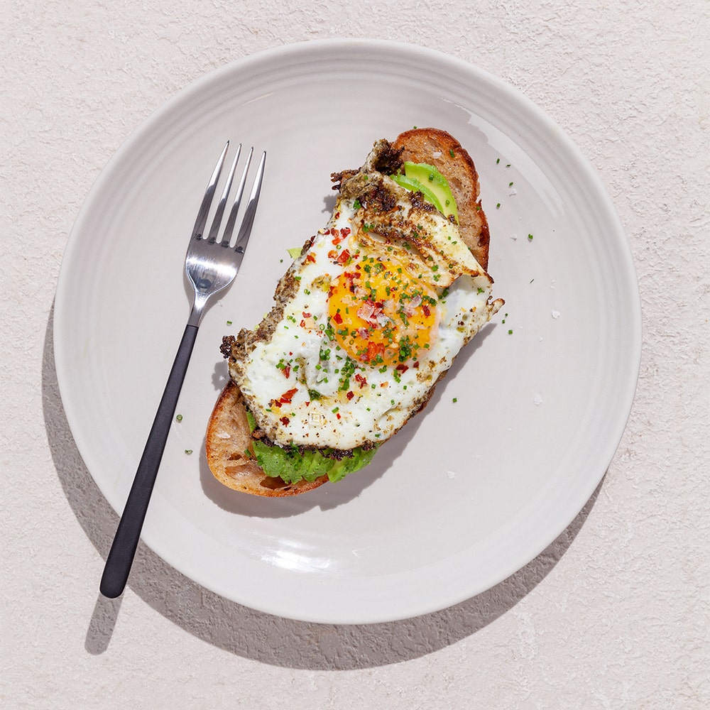 Pestoägg på stekt surdegsbröd