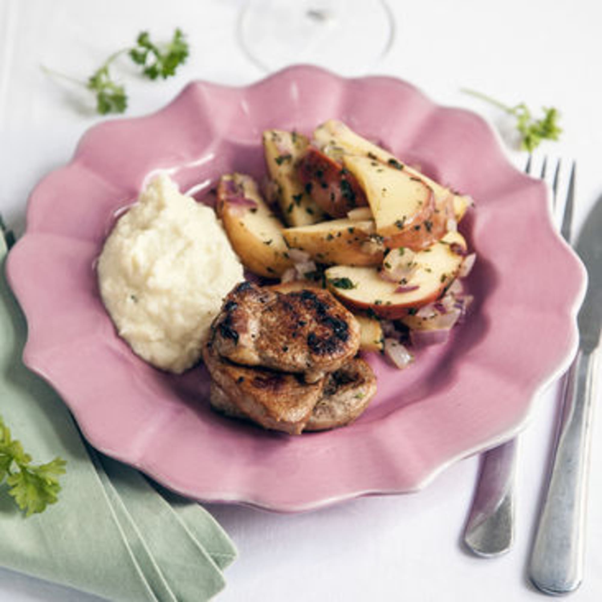 Fläskfilé med timjanstekt äpple,smörslungade morötter och blomkålspuré
