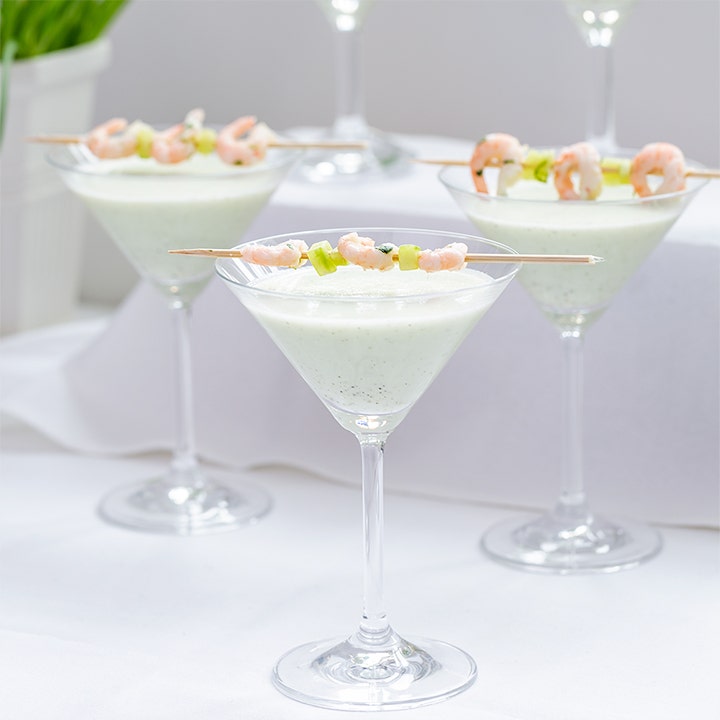 Kall gurksoppa med kokosmjölk, lime och räkor på spett