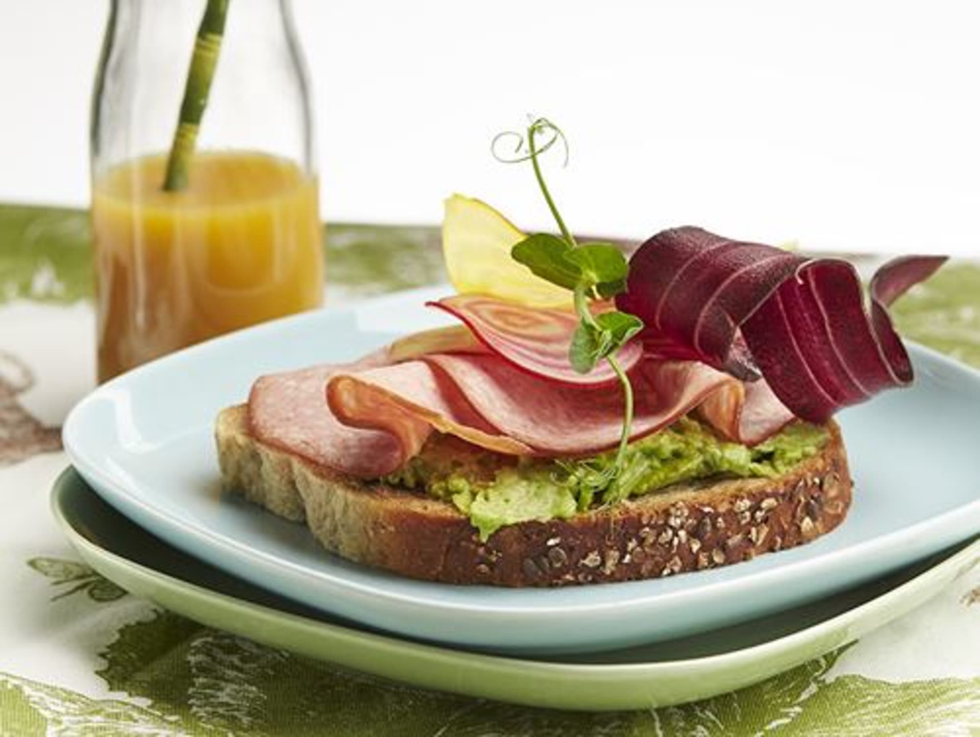Regnbågsmacka med prickig korv