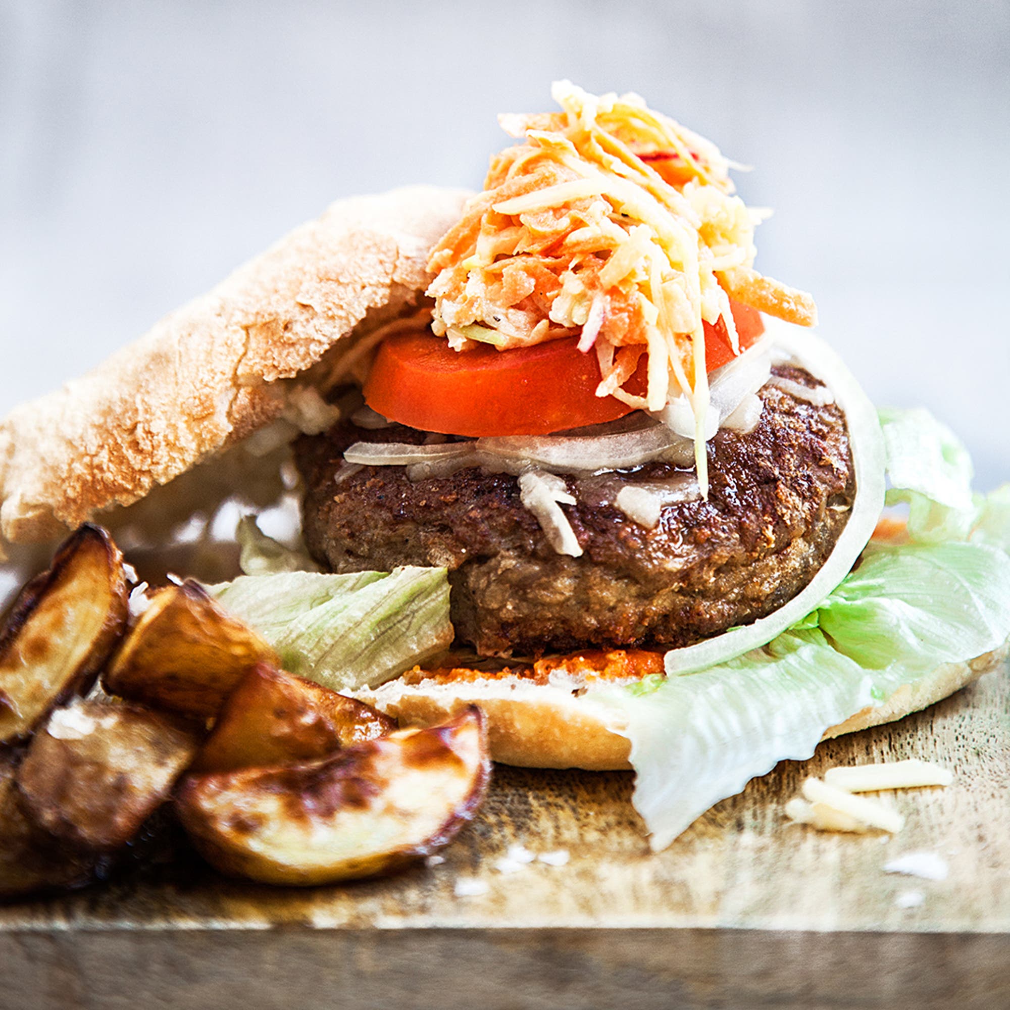 Ulrika Brydlings Organic Henburger med coleslaw och rostad paprikasås