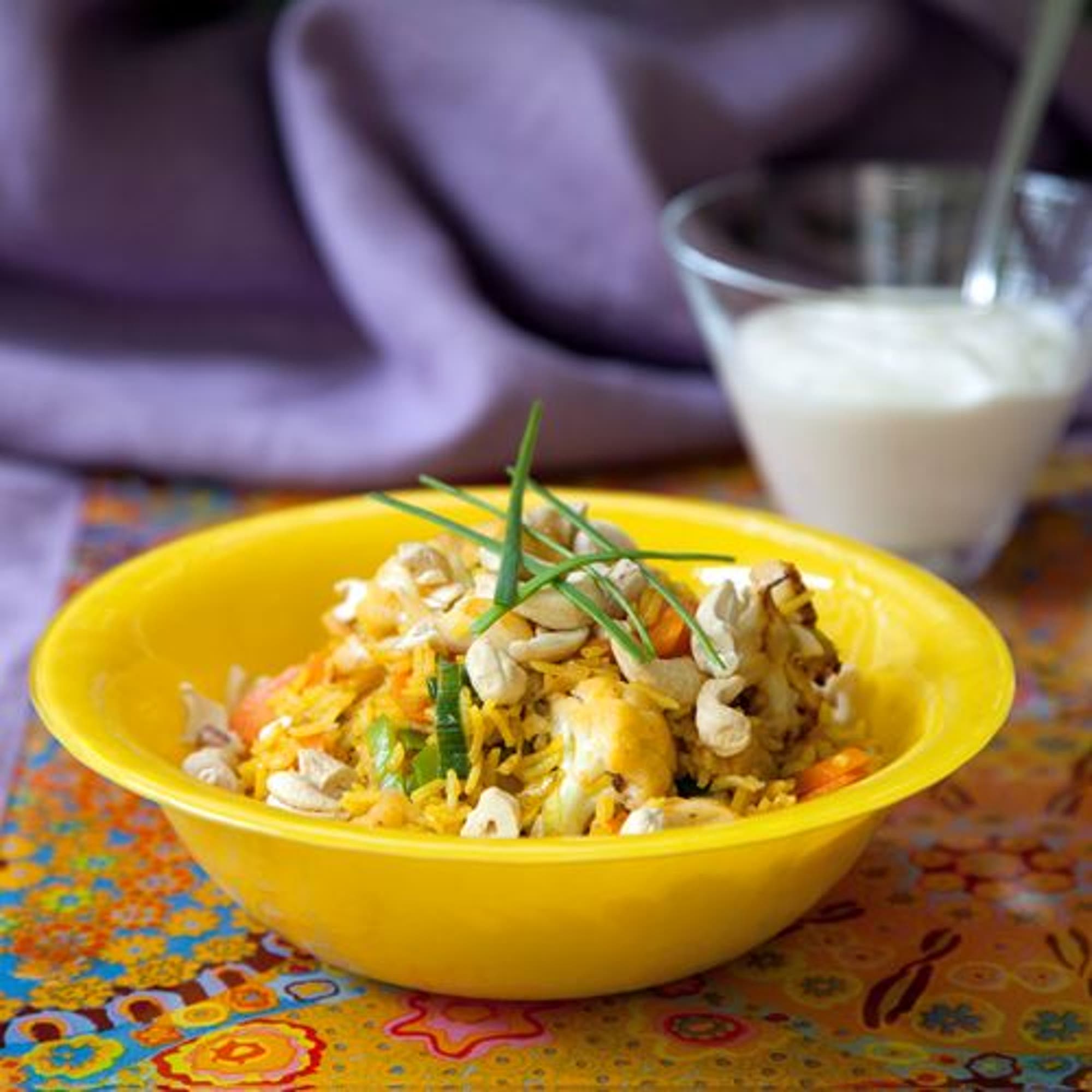 Kryddigt ris med omelett, cashewnötter och vitlökssås
