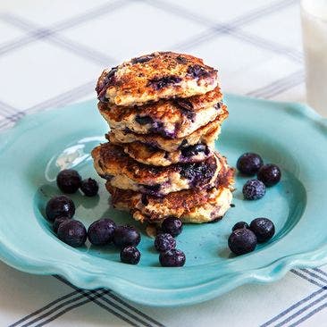 Blåbärs och havrepannkakor med sirapsyoghurt