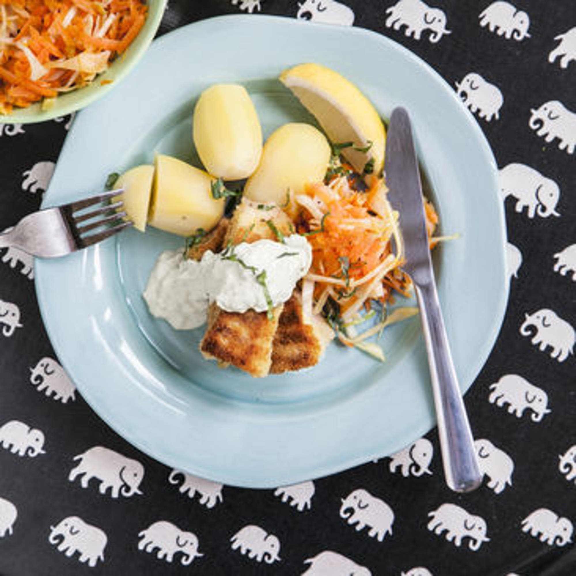 Hemgjorda fiskpinnar med currydipp och råkostsallad