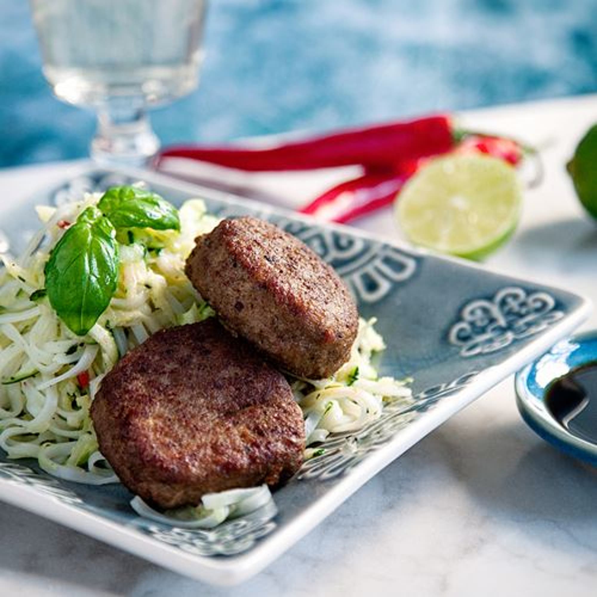 Myntadressade nudlar med zucchini och kycklingbiffar