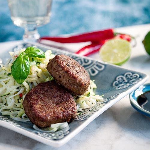 Myntadressade nudlar med zucchini och kycklingbiffar