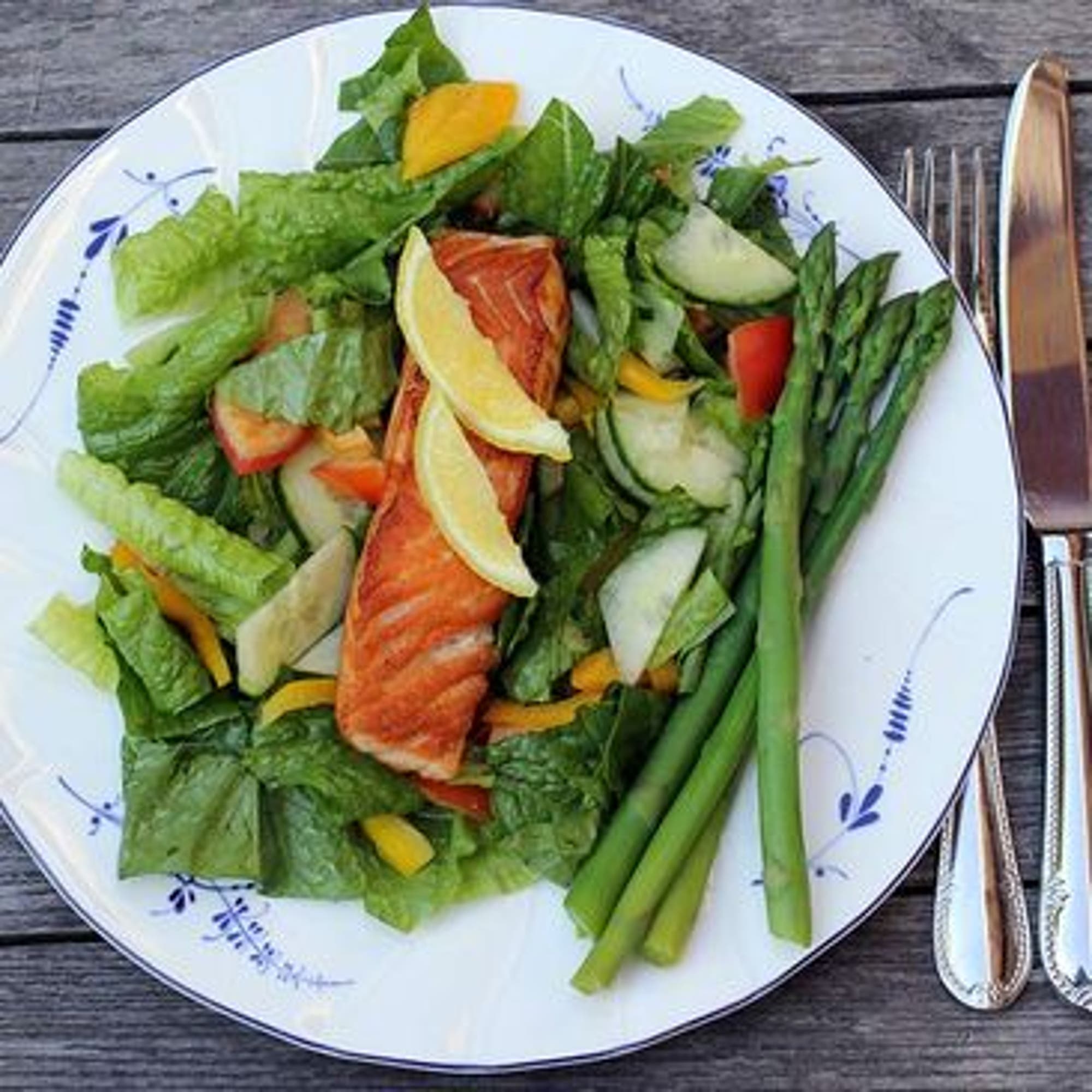 Stekt lax med kokt sparris och sallad