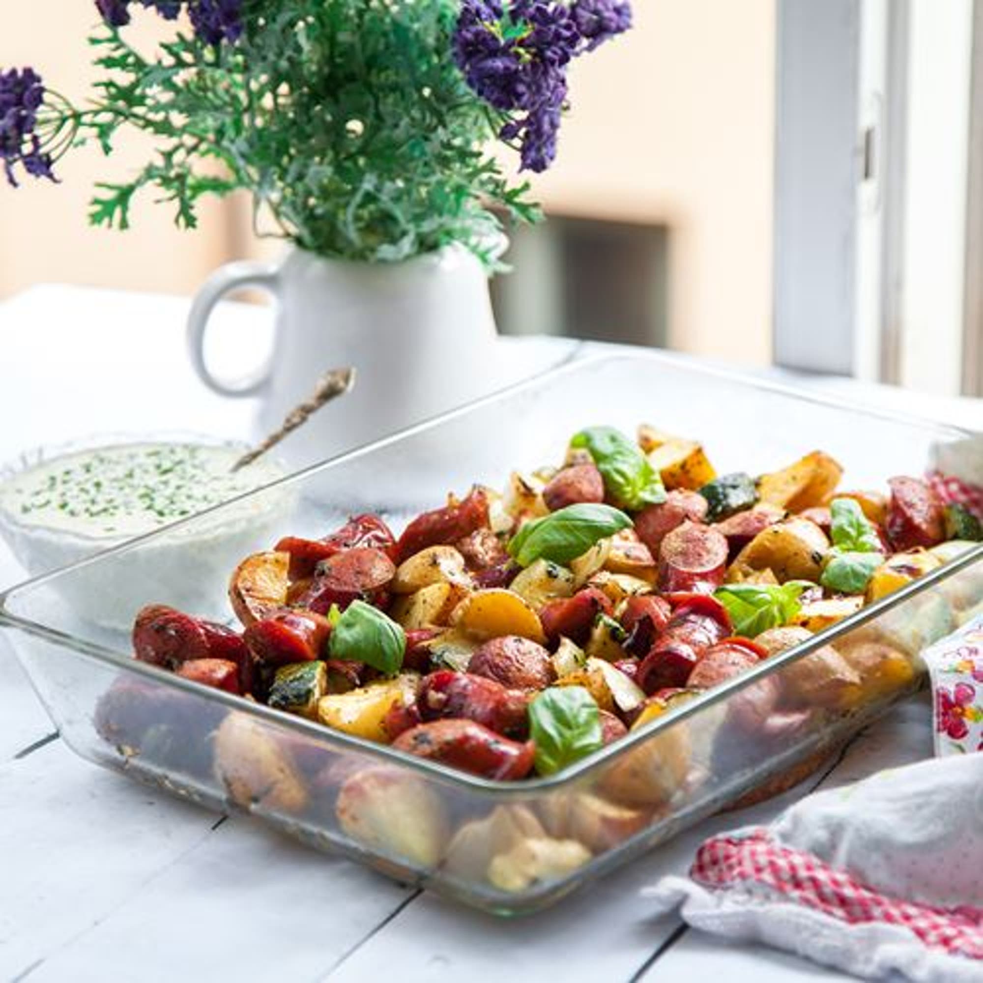 Ugnsgrillad korv och potatis med örtsås