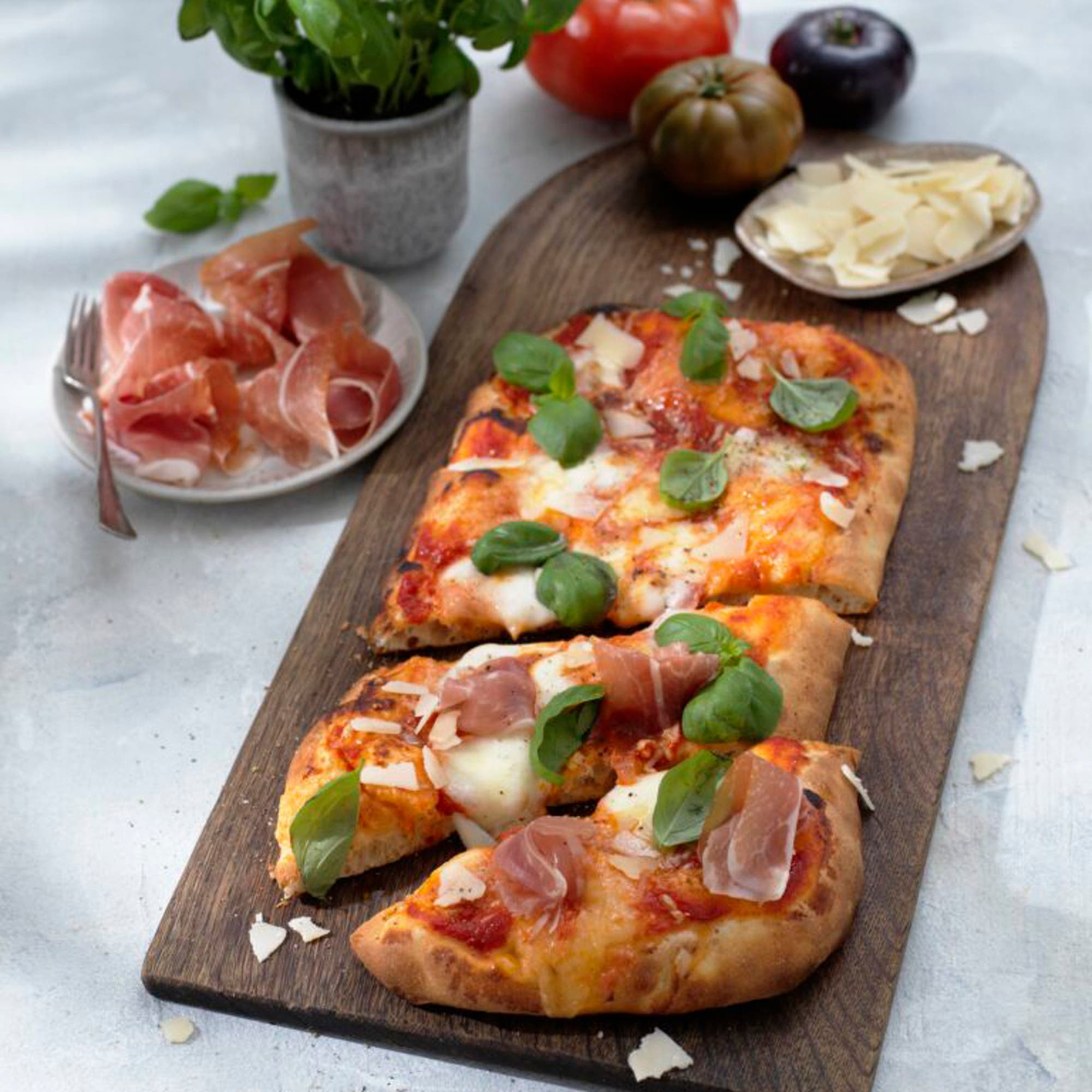 Pinsa med tomatsås, mozzarella och prosciutto