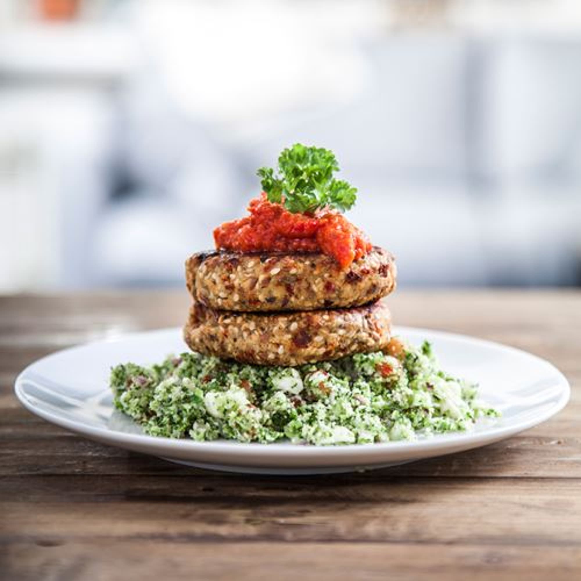 Veggieburger med raw tabbouleh och tomat- och paprikasås
