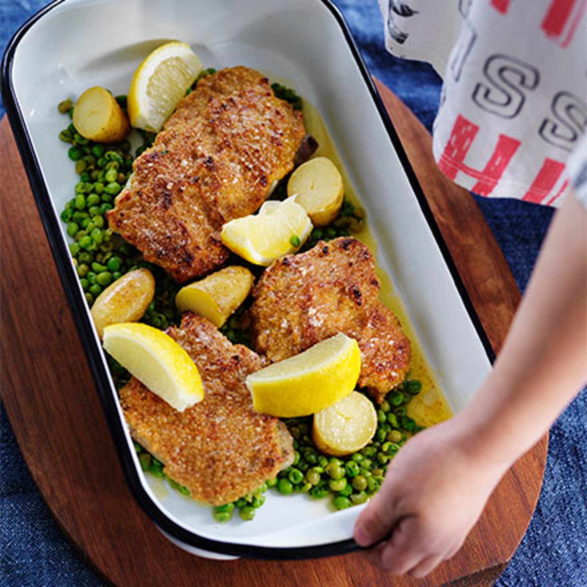Fiskfriletter med gröna ärtor och kokt potatis