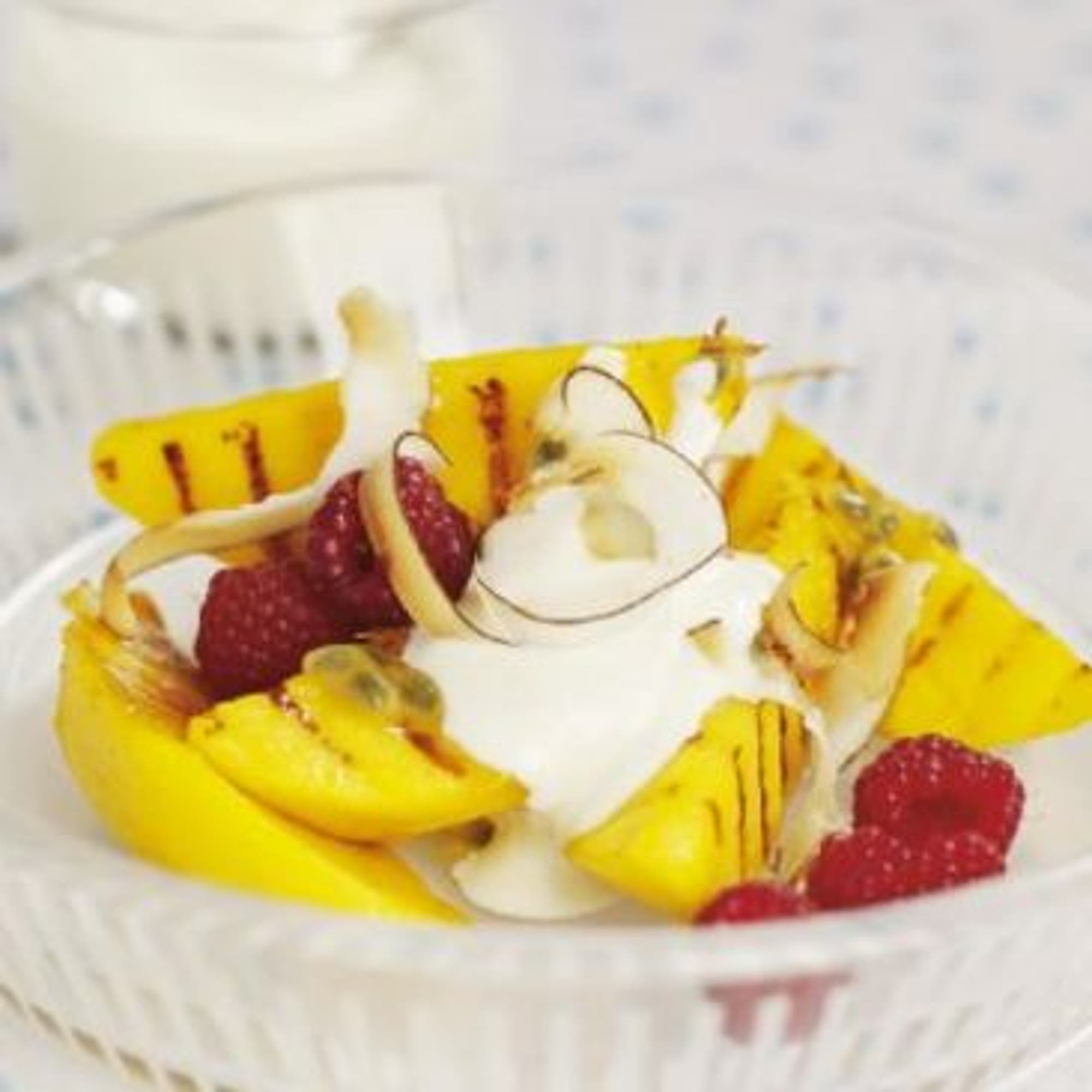 Grillad mango med hallon och kokosmascarpone