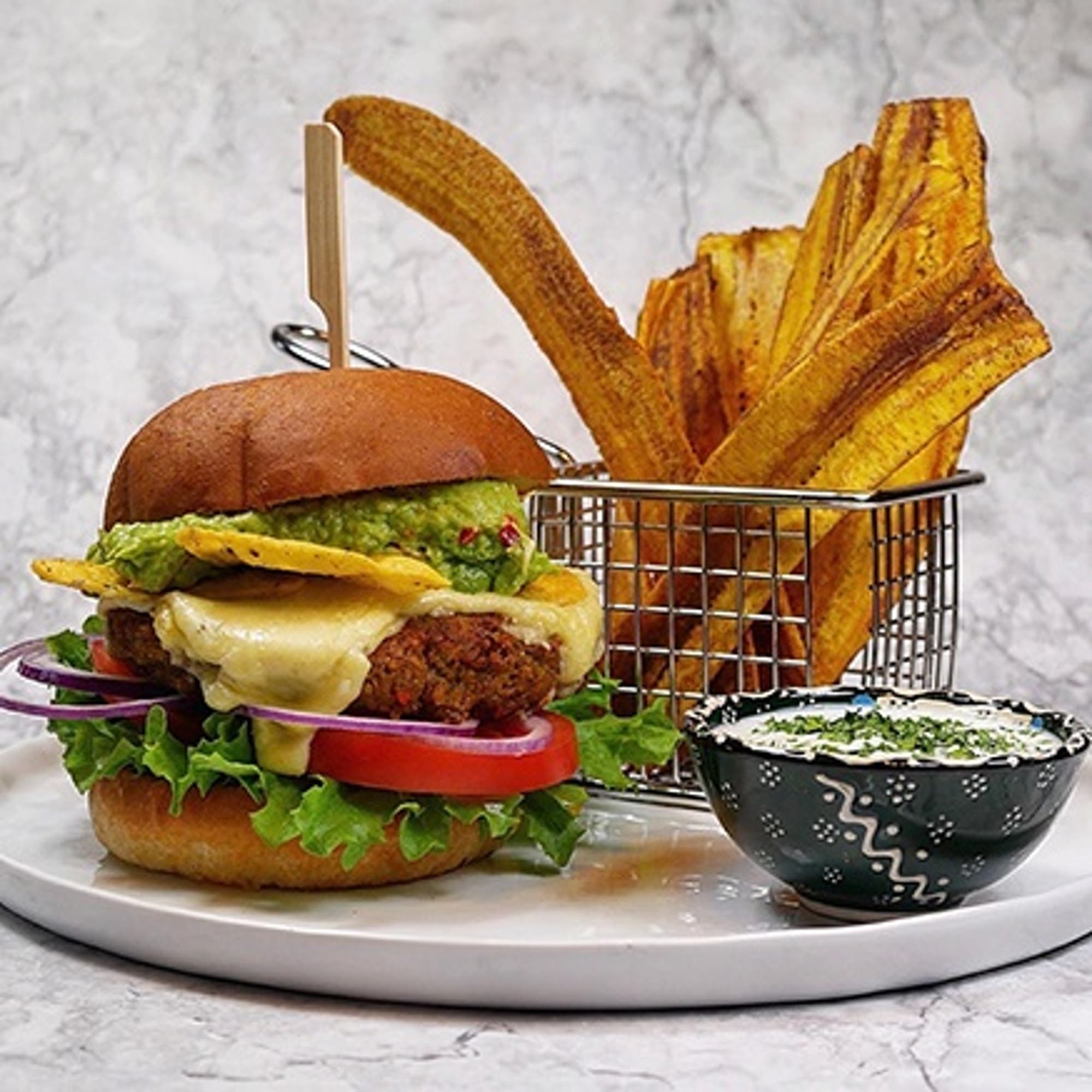 Quinoaburgare med guacamole och bananchips