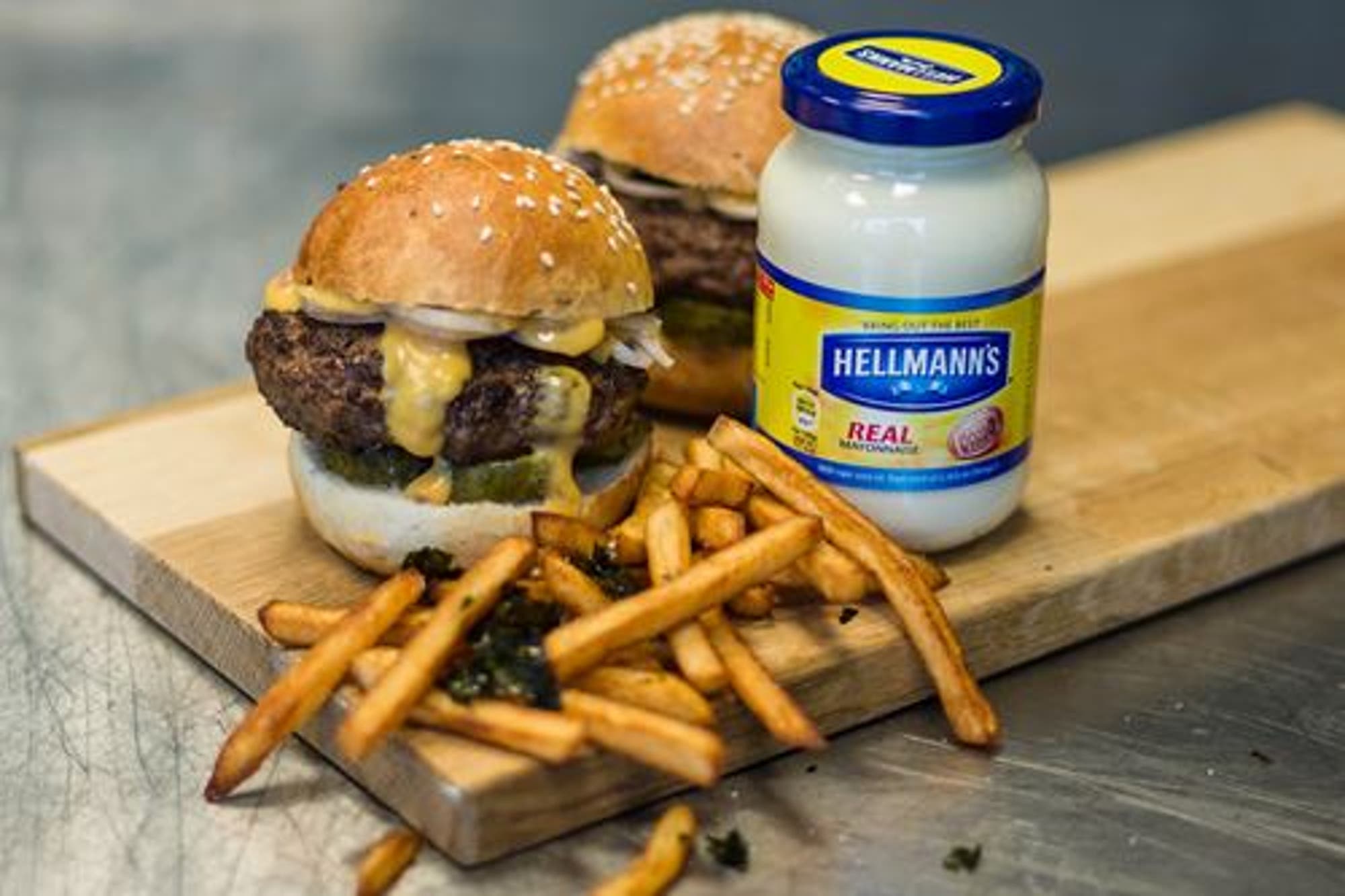 Hellmann's hamburgare med hemmagjort bröd