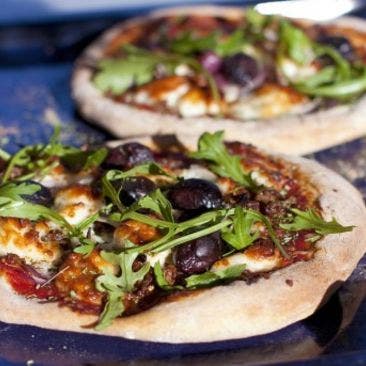 Grekisk pizza med lammfärs och grilloumi