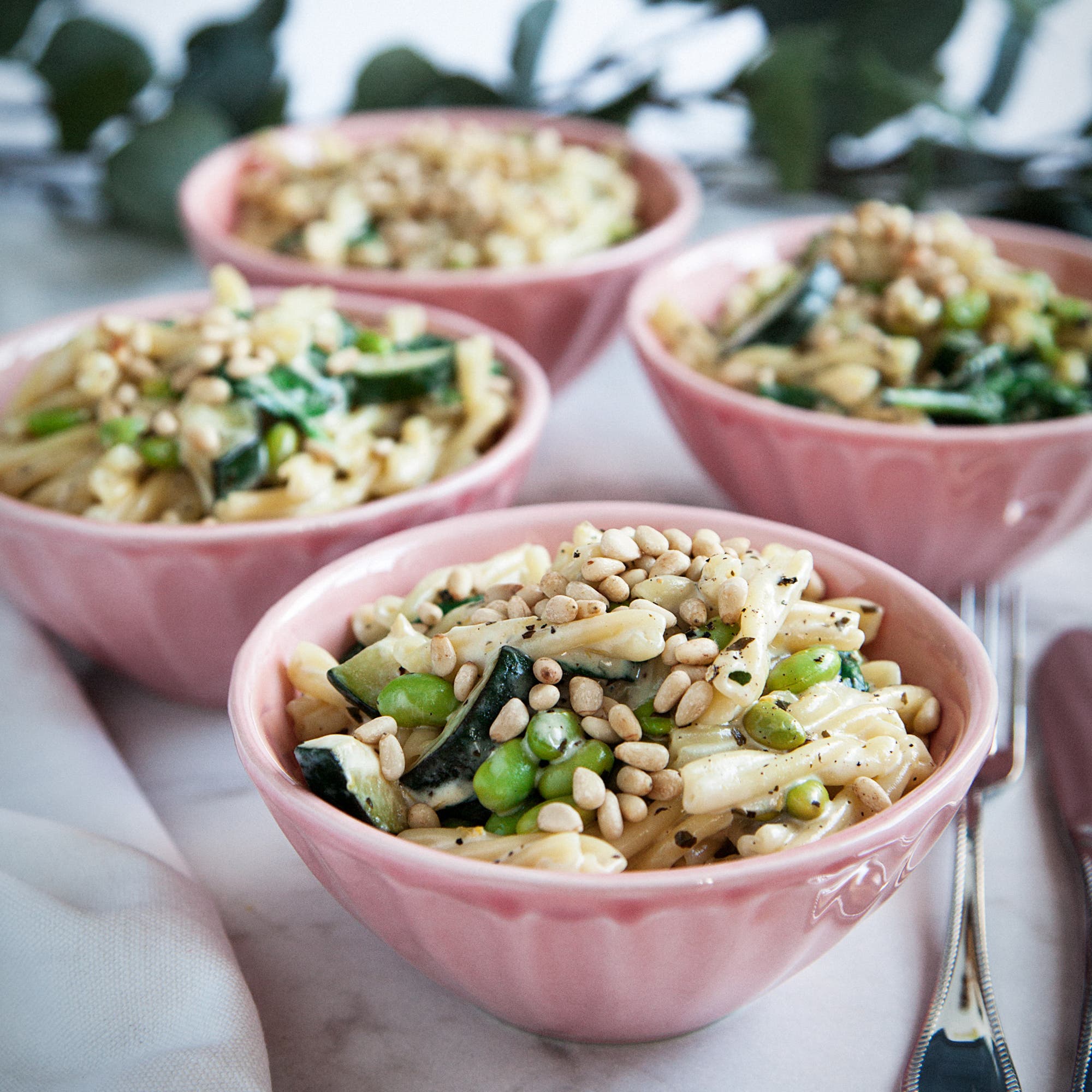Pasta med mascarpone, vitlöksstekt zucchini och rostade pinjenötter