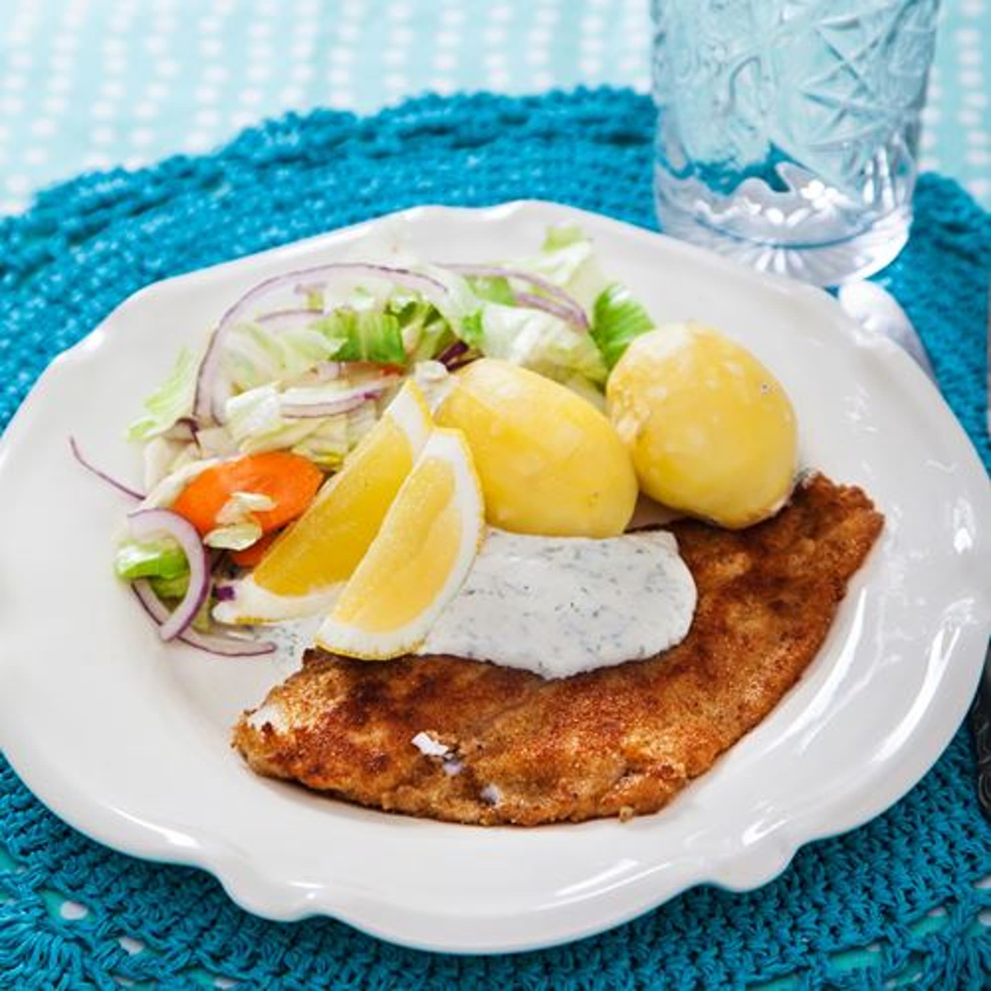 Dillpanerad fisk med remouladsås och ärtor