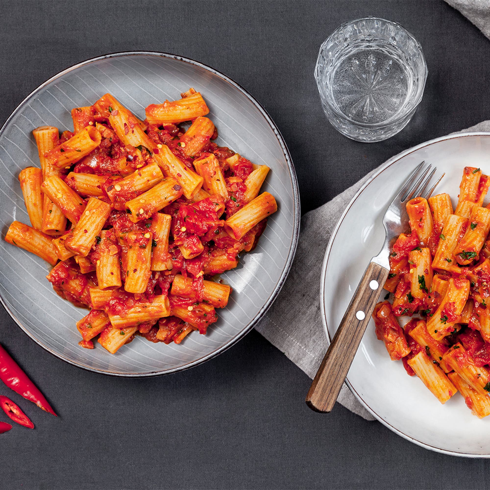 Pasta arrabiata med basilika