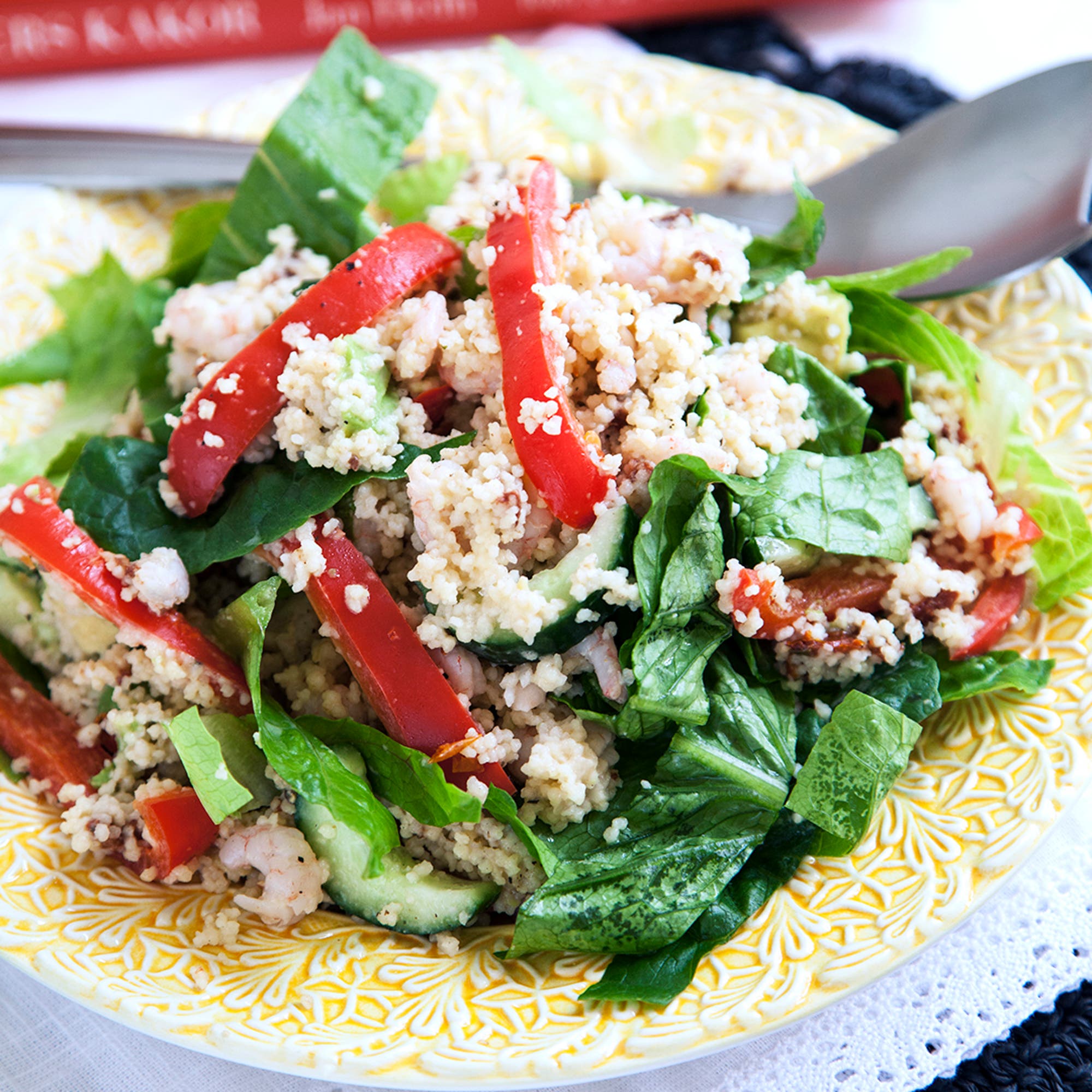 Varm couscoussallad med räkor, paprika och avokado