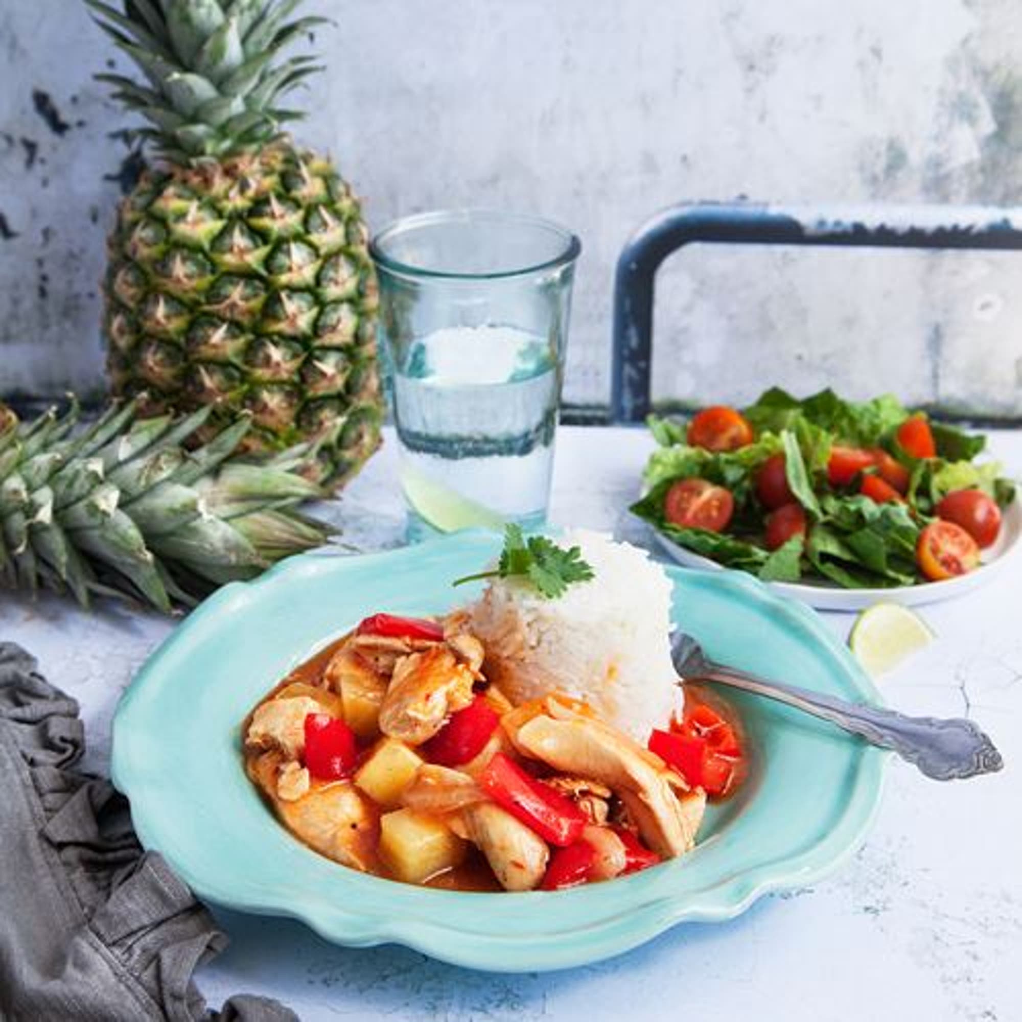 Kyckling i sötsur sås med paprika, ananas och ris