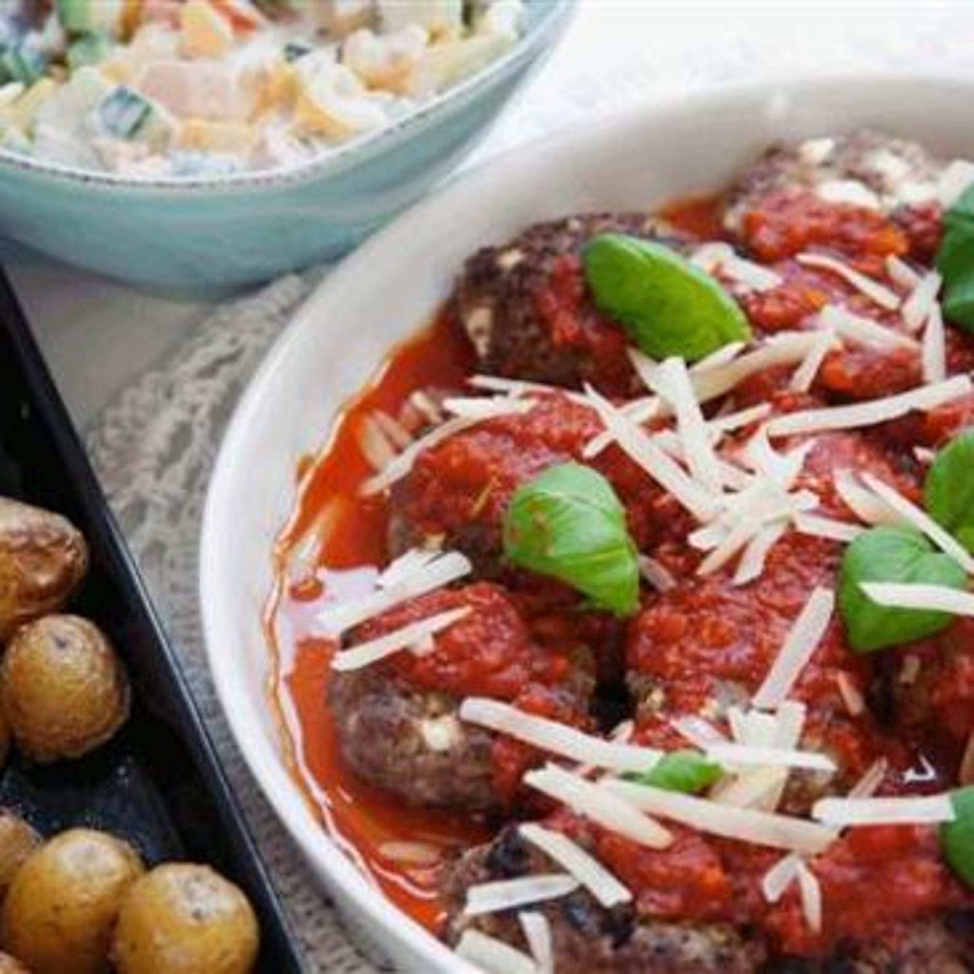 Mumsiga minibiffar med fetaost i tomatsås