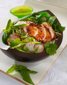 Asiatisk örtsallad med glasnudlar och sojastekta kycklinglårfiléer