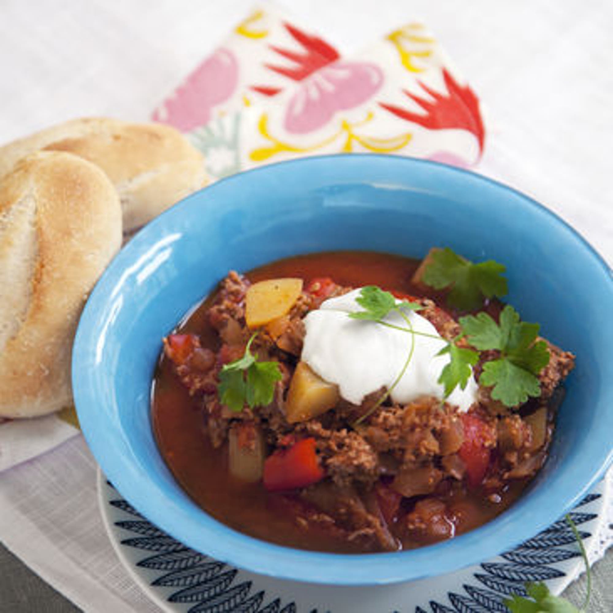 Lammfärsgulasch med gräddfil och bröd