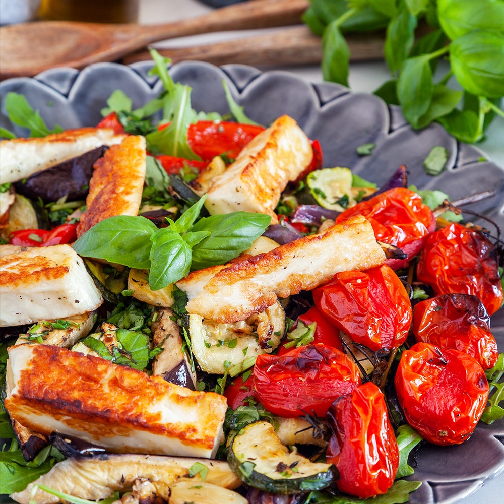 Ugnsbakade medelhavsgrönsaker med halloumi