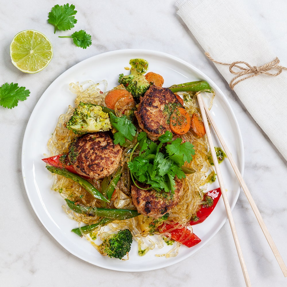 Asiatiska kycklingfärsbiffar med nudelwok