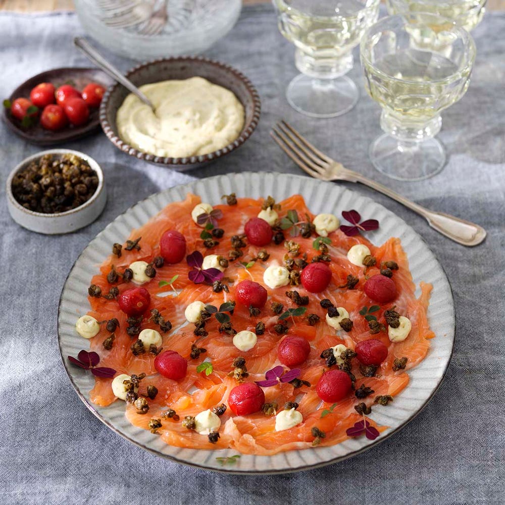 Rödingcarpaccio med kaprismajonnäs och picklade tomater