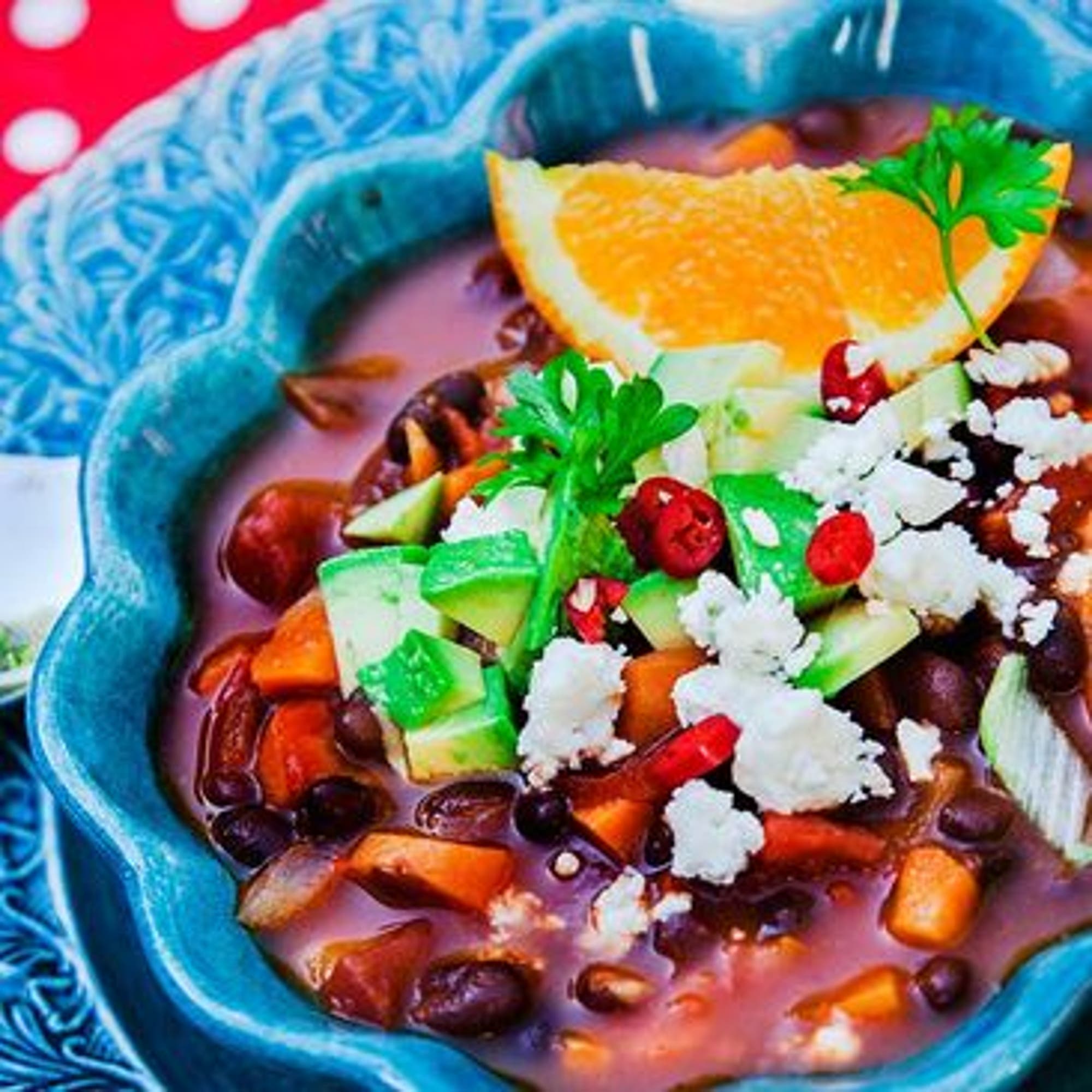 Brasiliansk bönsoppa med avokado och fetaost