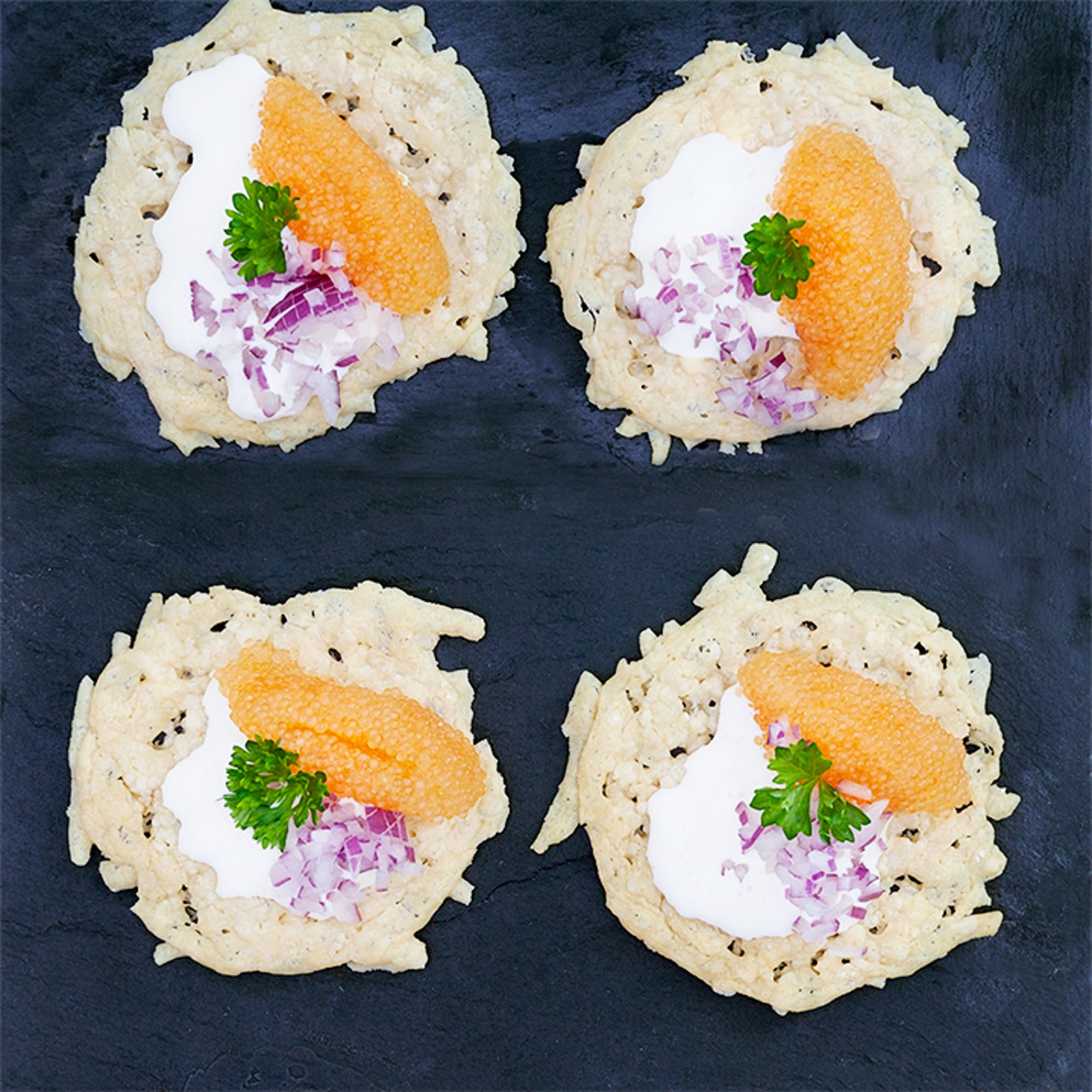 Frasiga parmesanflarn med löjrom, rödlök och citronkräm