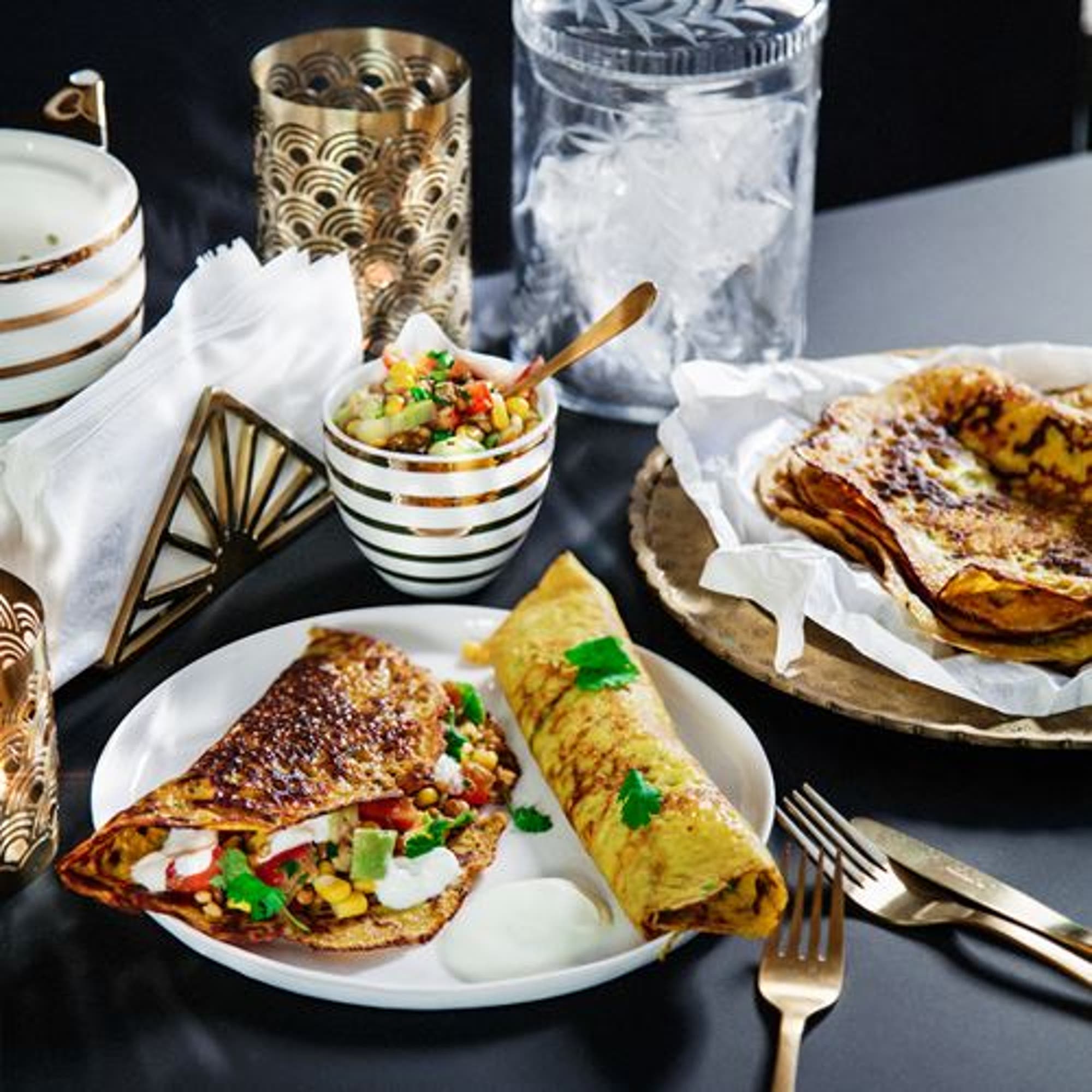 Indiska majspannkakor med grönsakssalsa och sval yoghurt