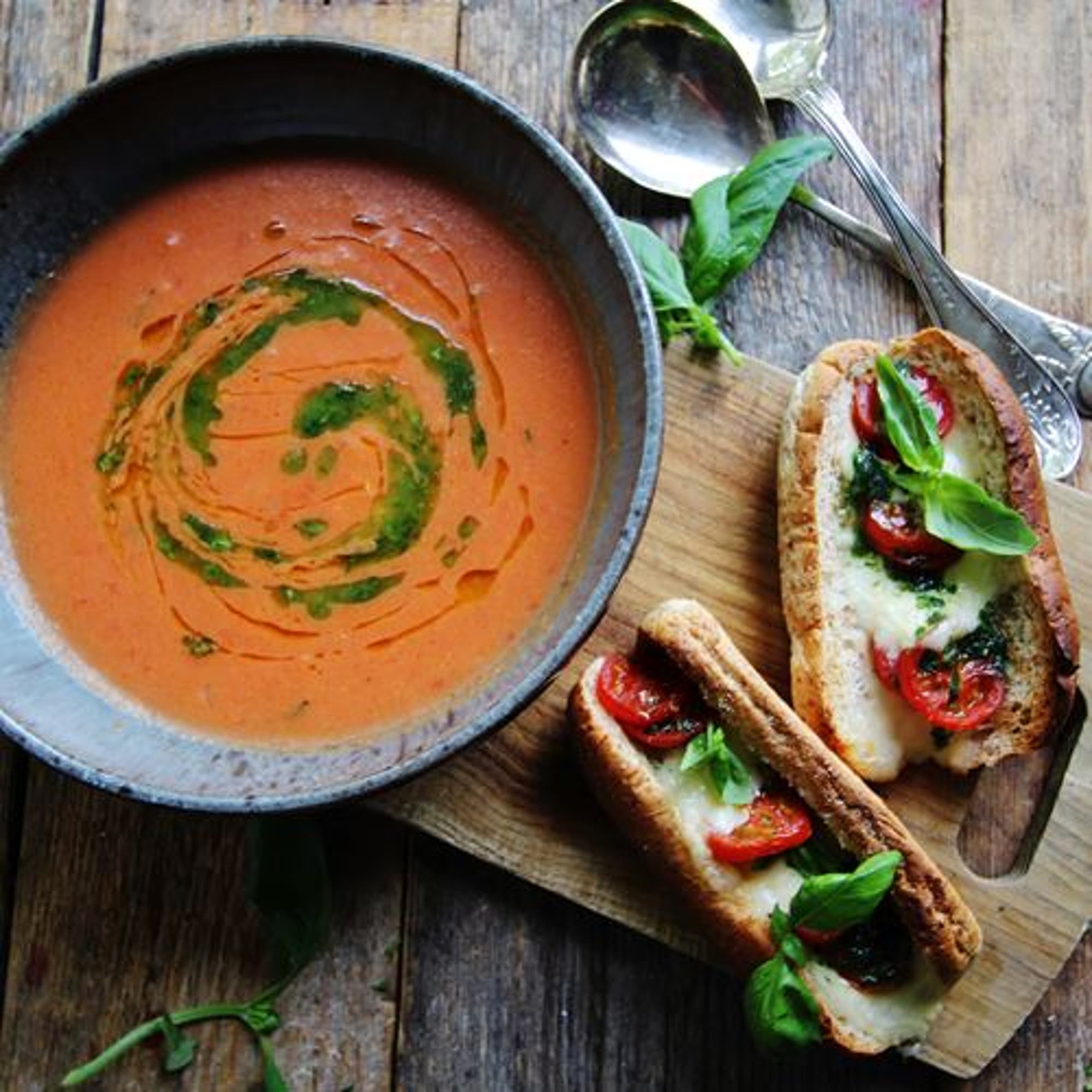 Het tomatsoppa med mozzarellatoast