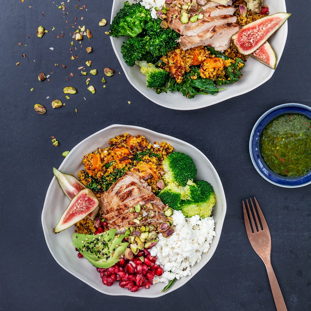 Bowl med saffransquinoa, kyckling, fetaost och granatäpple