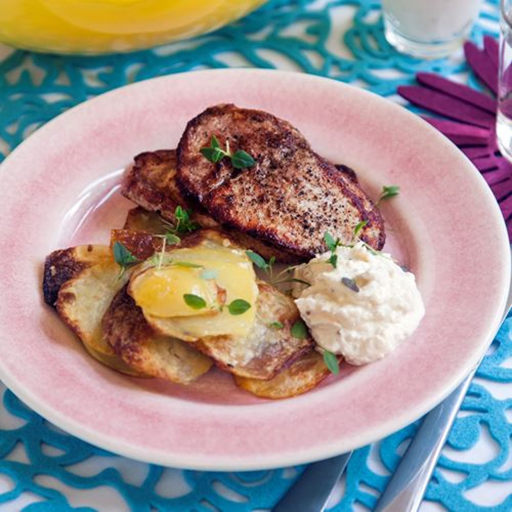 Pepparstekt fläskkotlett med parmesankräm och råstekt potatis