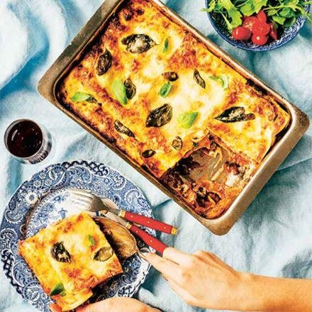 Auberginelasagne med crème fraiche, ost och rött vin