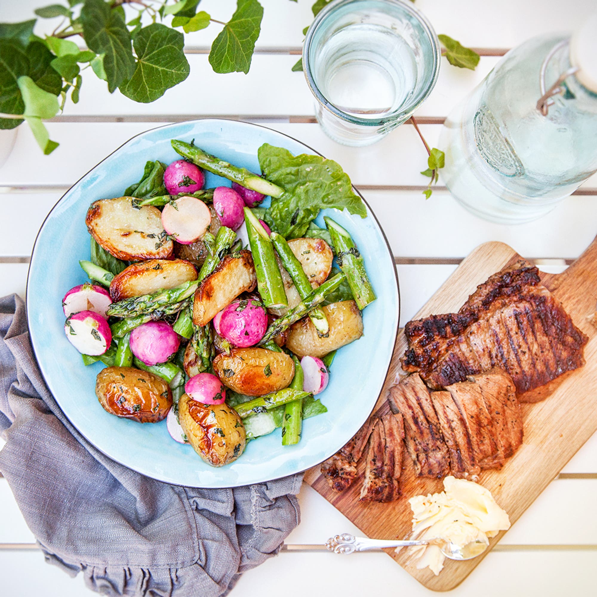 Grillad fläskkarré med brynt smör och rostad färskpotatis
