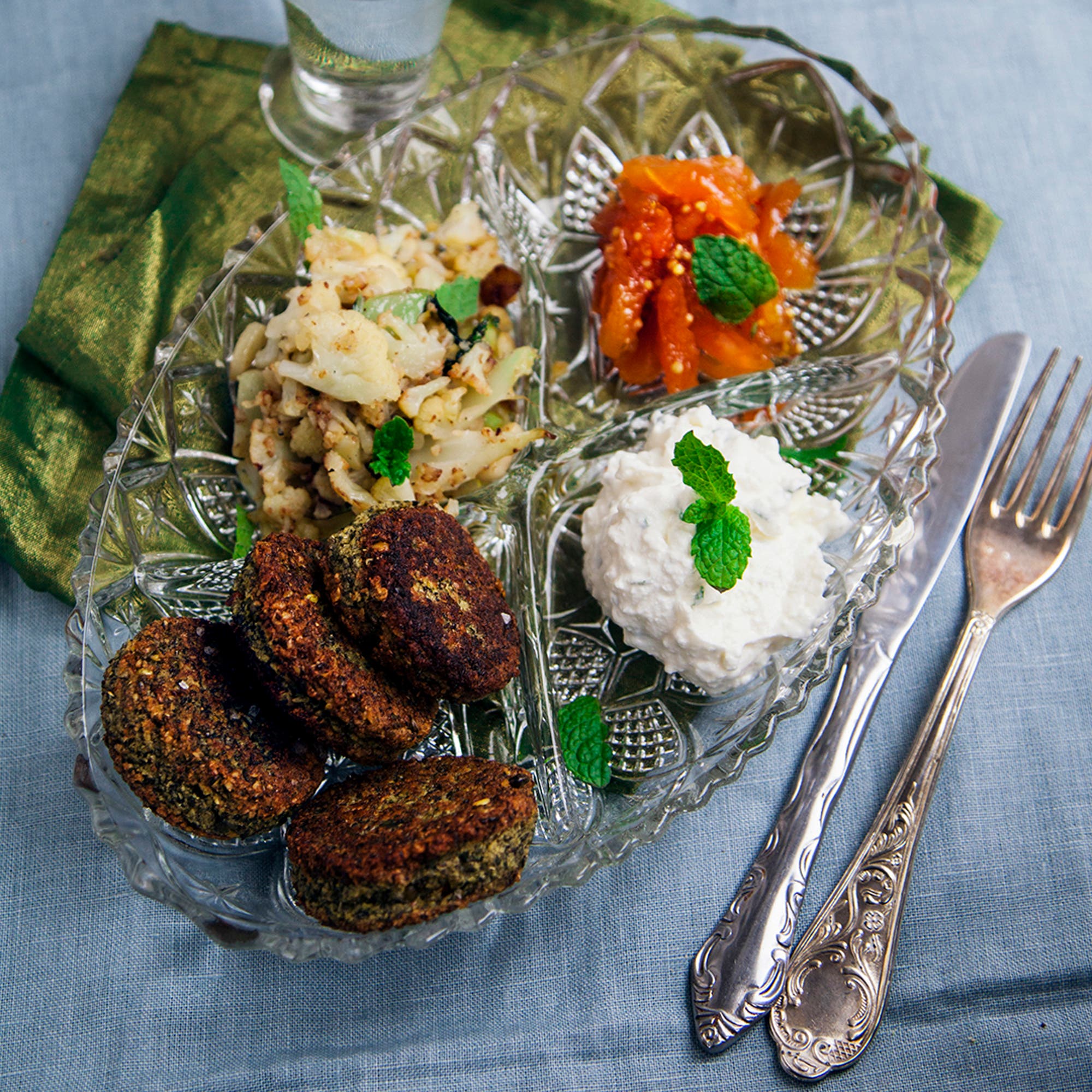 Malins linsfritters med råstekt blomkål, fetaostyoghurt och aprikoschutney